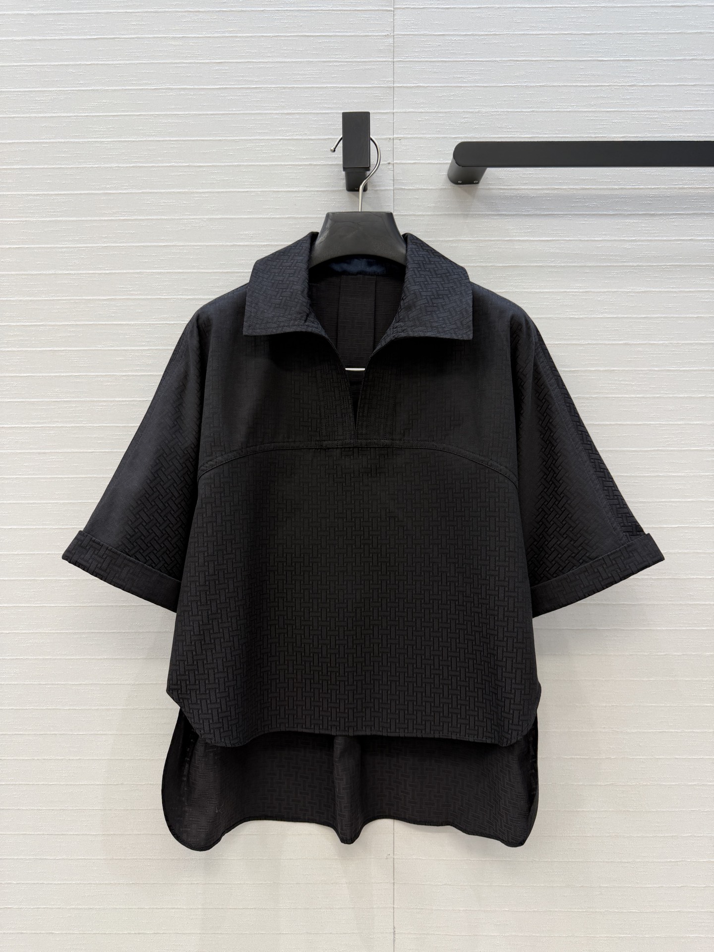 独家首发❤️H*26早春新品衬衫套装，老钱慵懒通勤随性的高级单品。前短后长的翻V领衬衫搭配腰封设计褶裥半