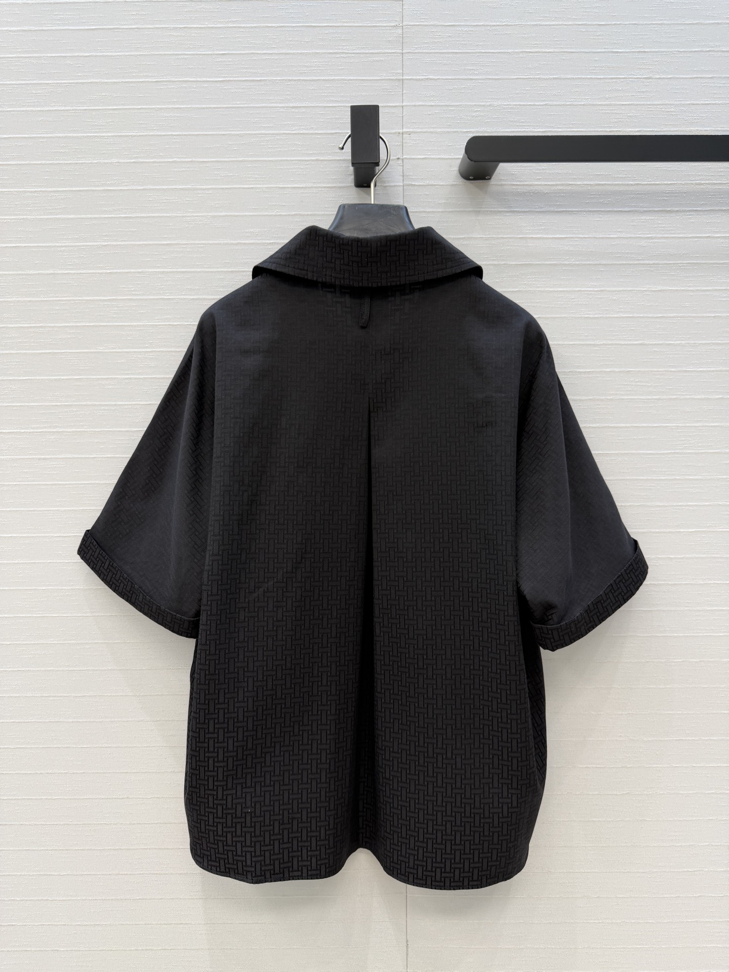 独家首发❤️H*26早春新品衬衫套装，老钱慵懒通勤随性的高级单品。前短后长的翻V领衬衫搭配腰封设计褶裥半