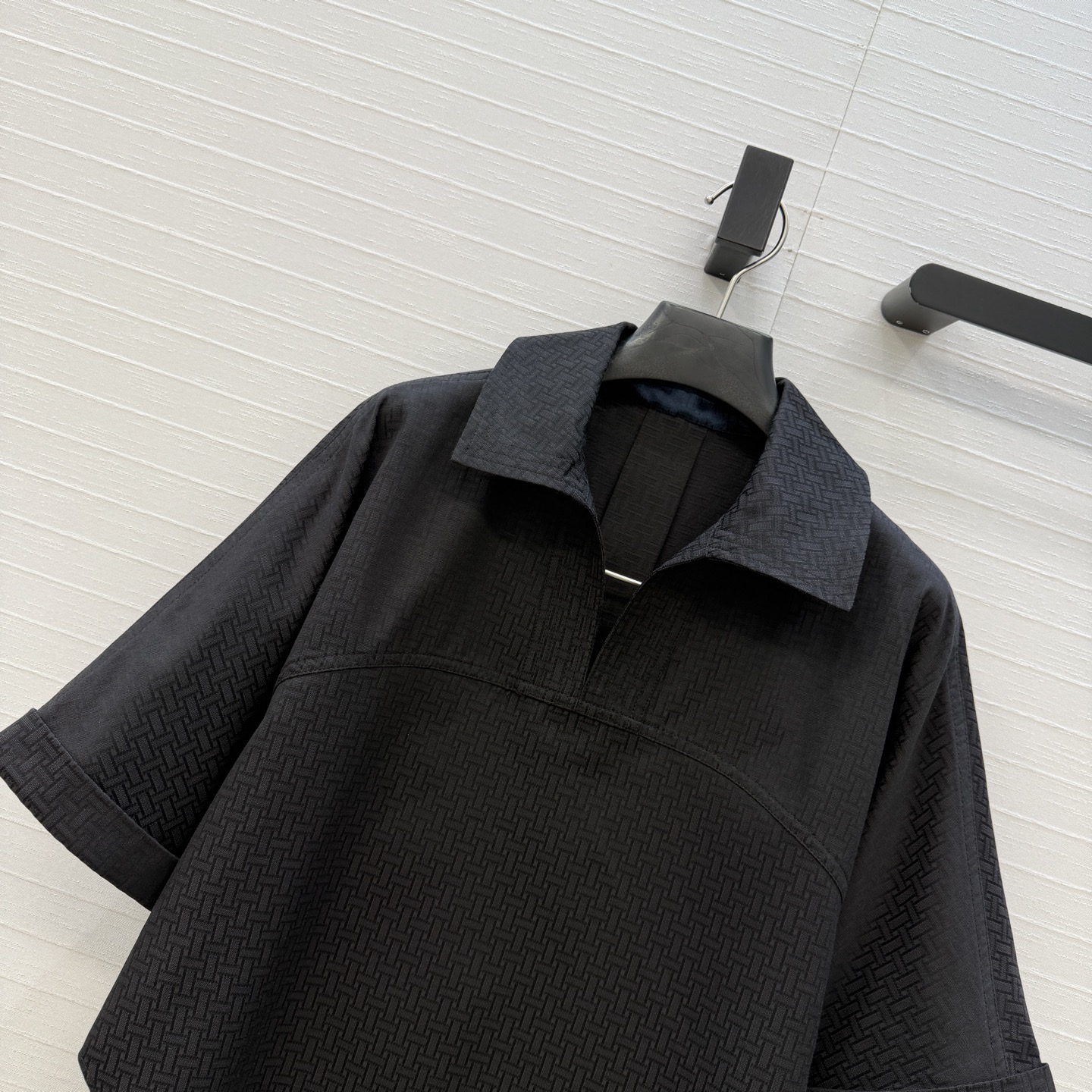 独家首发❤️H*26早春新品衬衫套装，老钱慵懒通勤随性的高级单品。前短后长的翻V领衬衫搭配腰封设计褶裥半