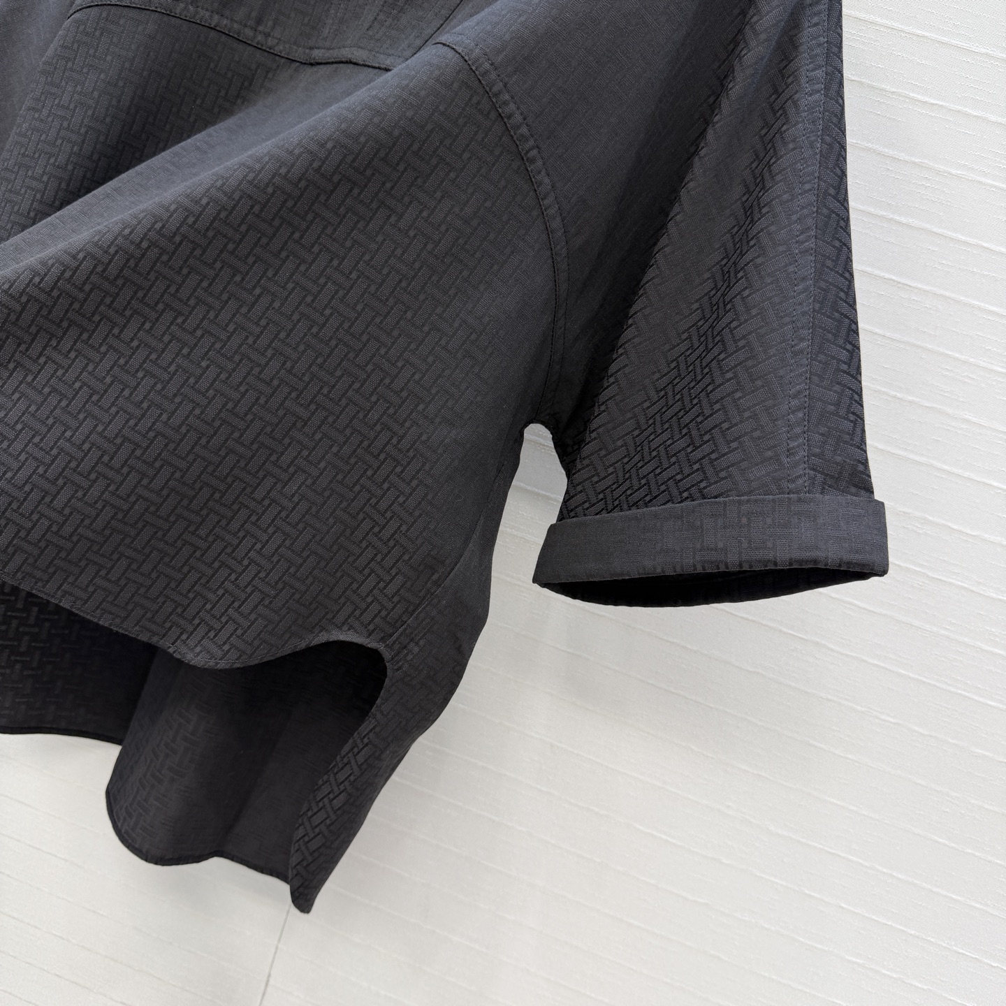 独家首发❤️H*26早春新品衬衫套装，老钱慵懒通勤随性的高级单品。前短后长的翻V领衬衫搭配腰封设计褶裥半