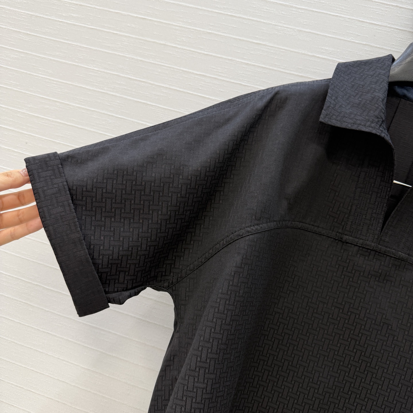 独家首发❤️H*26早春新品衬衫套装，老钱慵懒通勤随性的高级单品。前短后长的翻V领衬衫搭配腰封设计褶裥半