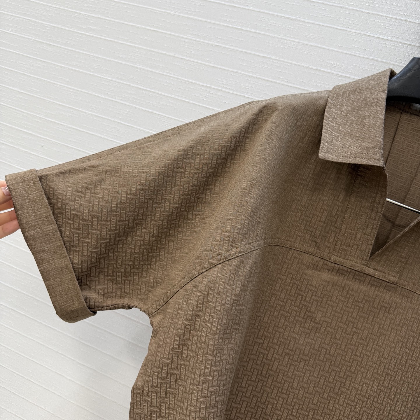 独家首发❤️H*26早春新品衬衫套装，老钱慵懒通勤随性的高级单品。前短后长的翻V领衬衫搭配腰封设计褶裥半