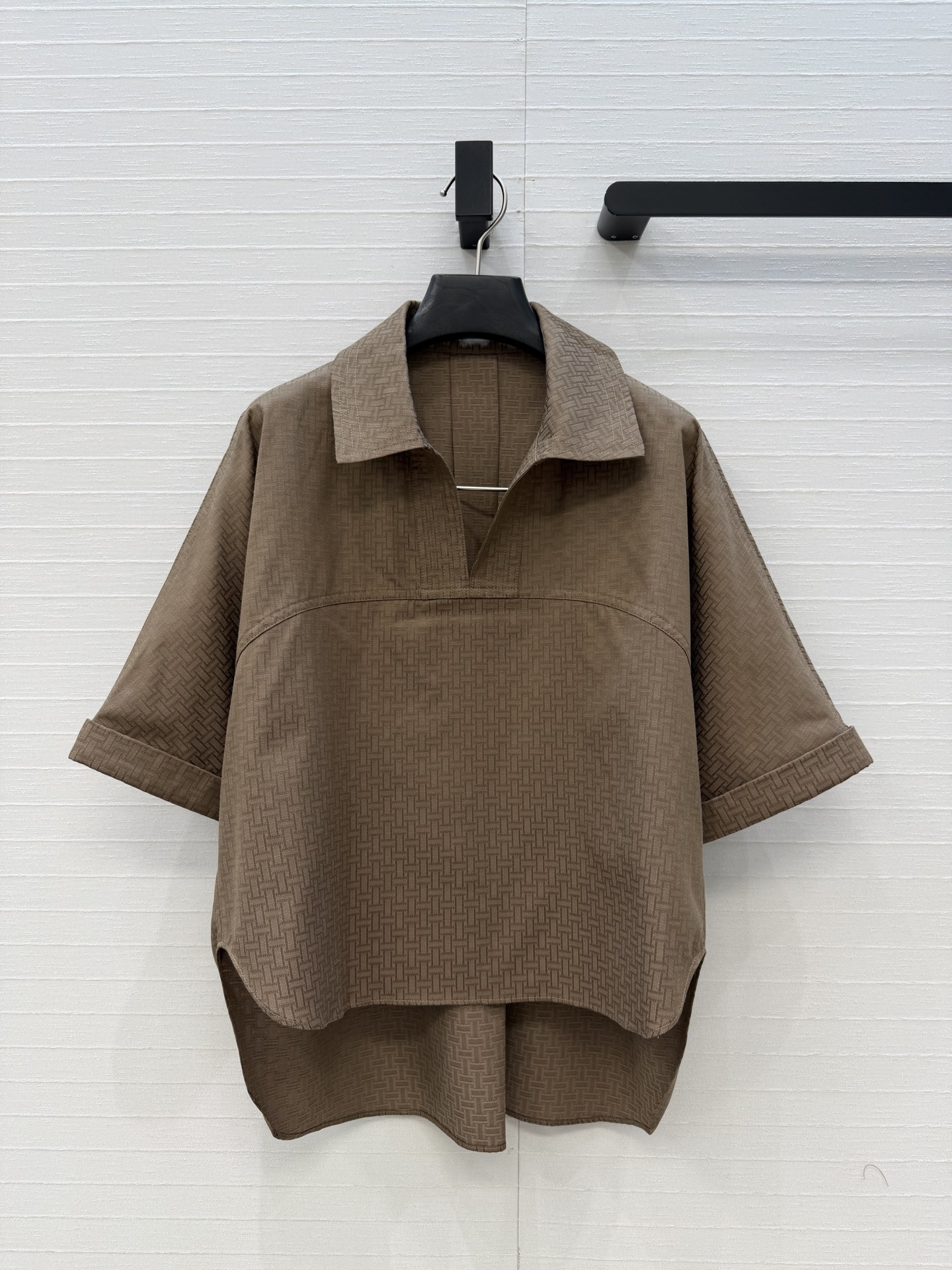 独家首发❤️H*26早春新品衬衫套装，老钱慵懒通勤随性的高级单品。前短后长的翻V领衬衫搭配腰封设计褶裥半