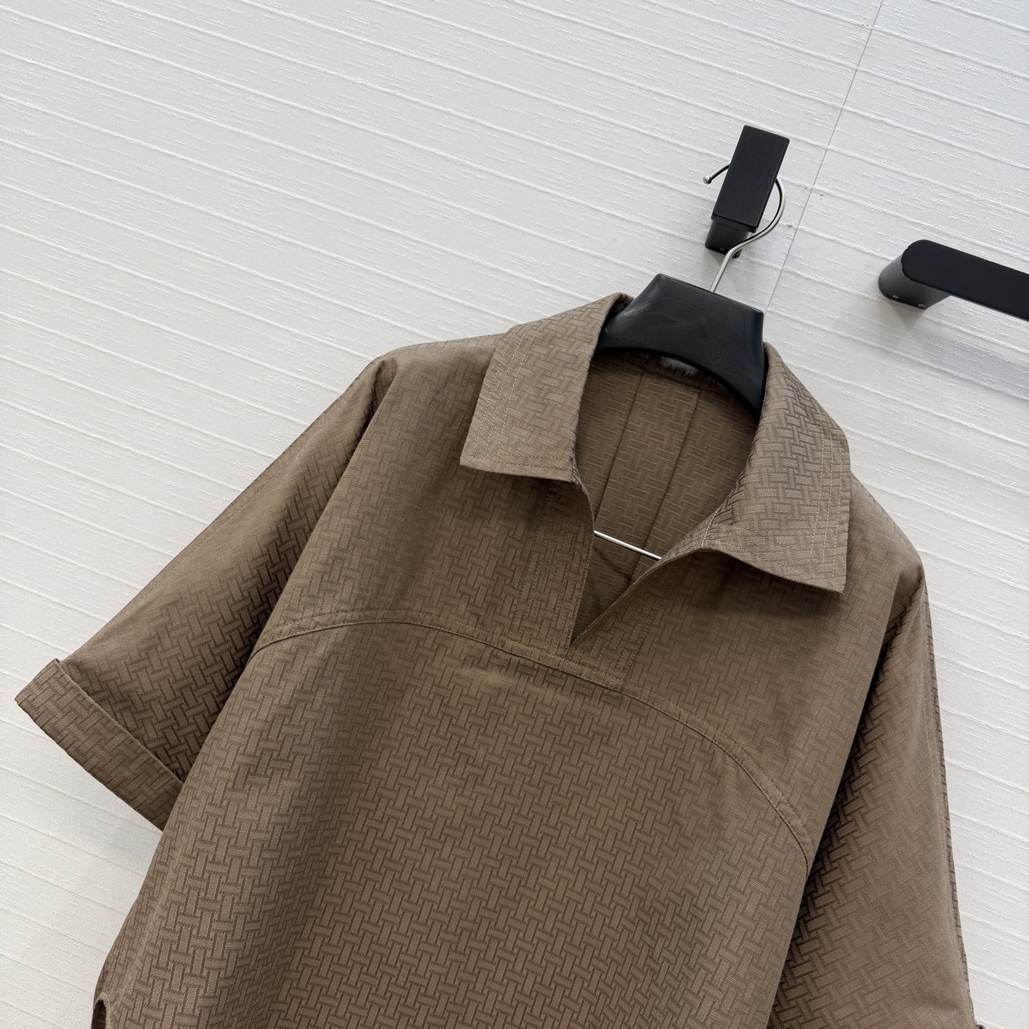 独家首发❤️H*26早春新品衬衫套装，老钱慵懒通勤随性的高级单品。前短后长的翻V领衬衫搭配腰封设计褶裥半