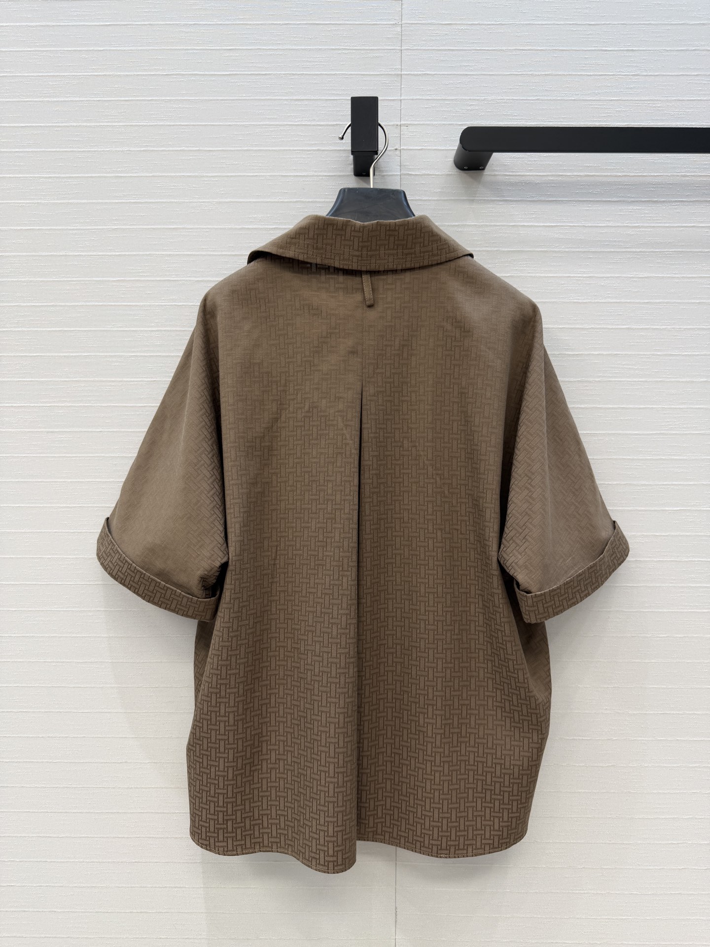 独家首发❤️H*26早春新品衬衫套装，老钱慵懒通勤随性的高级单品。前短后长的翻V领衬衫搭配腰封设计褶裥半