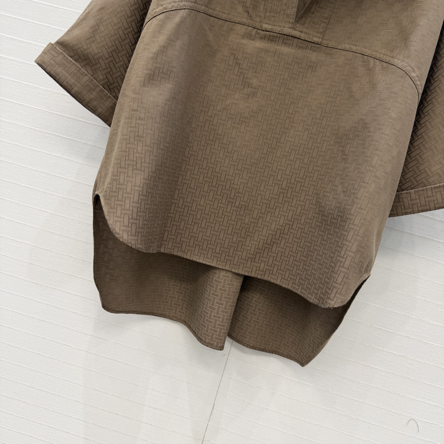 独家首发❤️H*26早春新品衬衫套装，老钱慵懒通勤随性的高级单品。前短后长的翻V领衬衫搭配腰封设计褶裥半