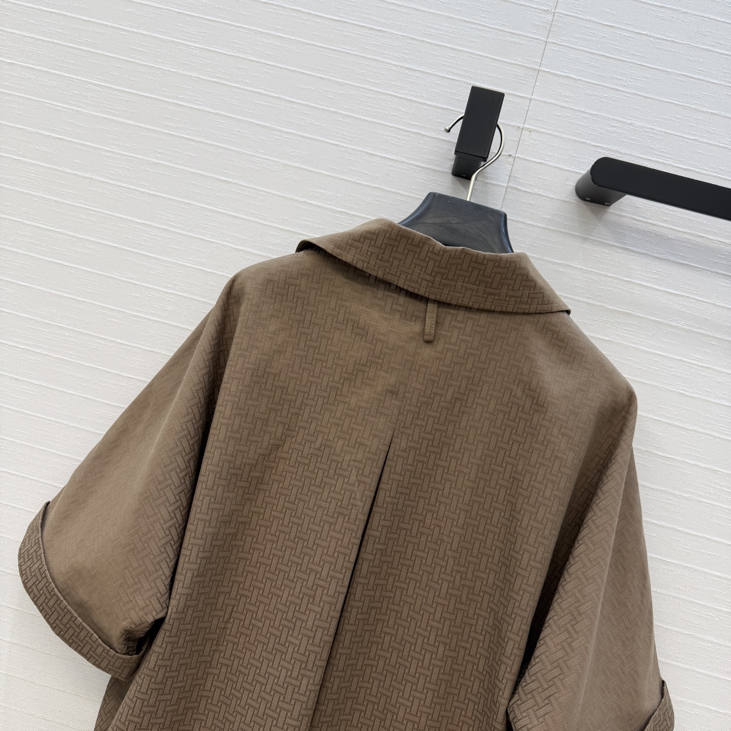 独家首发❤️H*26早春新品衬衫套装，老钱慵懒通勤随性的高级单品。前短后长的翻V领衬衫搭配腰封设计褶裥半