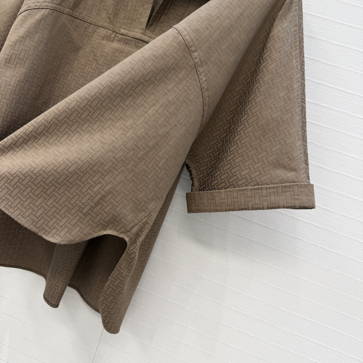 独家首发❤️H*26早春新品衬衫套装，老钱慵懒通勤随性的高级单品。前短后长的翻V领衬衫搭配腰封设计褶裥半