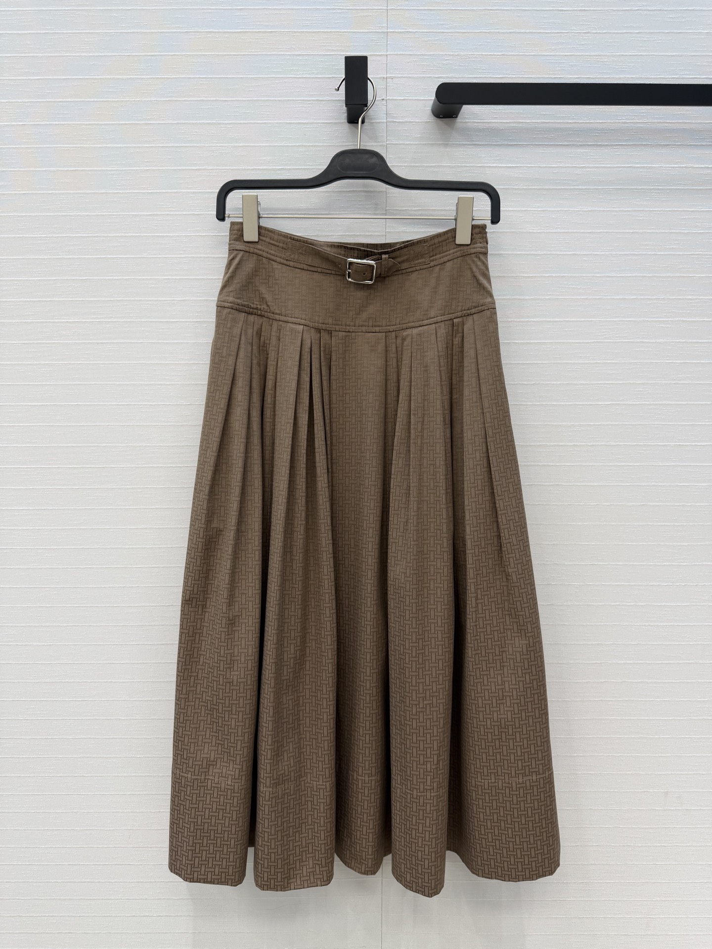 NO:723827,The exclusive first release of H*26's new early spring shirt suit, a casual high-end item for lazy commuting. The lapel V-neck shirt that is short in the front and long in the back is paired with a pleated skirt with a girdle design. It is a low-key yet stylish set that reduces age!  Customized light and comfortable pure cotton dark pattern jacquard details are full of low-key luxury. The quality of workmanship depends on the details, three-color code 3.36, dropped shoulders, bust 106, length 49-64. Waist 66, skirt length 90.., Hermès-clothing, hermes, skirts, shirts,19860909独家首发H*26早春新品衬衫套装,老钱慵懒通勤随性的高级单品.前短后长的翻V领衬衫搭配腰封设计褶裥半身裙.减龄低调又很大气的一套！定制轻薄舒适的纯棉暗纹提花细节满满低调奢华.做工品质看细节,三色3码.36码,落肩,胸围106,衣长49-64.腰围66,裙长90..,爱马仕-服装,hermes,skirts,shirts,,Women's clothing