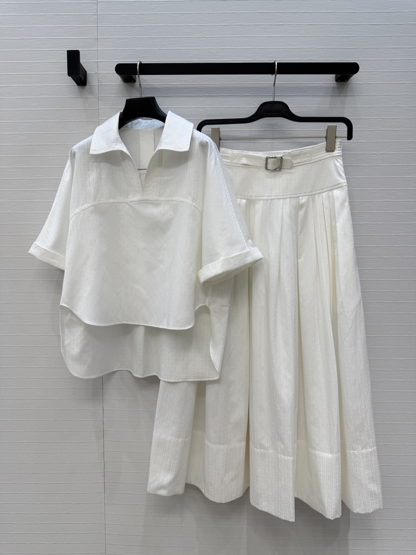 NO:723831,The exclusive first release of H*26's new early spring shirt suit, a casual high-end item for lazy commuting. The lapel V-neck shirt that is short in the front and long in the back is paired with a pleated skirt with a girdle design. It is a low-key yet stylish set that reduces age!  Customized light and comfortable pure cotton dark pattern jacquard details are full of low-key luxury. The quality of workmanship depends on the details, three-color code 3.36, dropped shoulders, bust 106, length 49-64. Waist 66, skirt length 90., Hermès - clothing, hermes, skirts, shirts,19860909独家首发H*26早春新品衬衫套装,老钱慵懒通勤随性的高级单品.前短后长的翻V领衬衫搭配腰封设计褶裥半身裙.减龄低调又很大气的一套！定制轻薄舒适的纯棉暗纹提花细节满满低调奢华.做工品质看细节,三色3码.36码,落肩,胸围106,衣长49-64.腰围66,裙长90.,爱马仕-服装,hermes,skirts,shirts,,Women's clothing