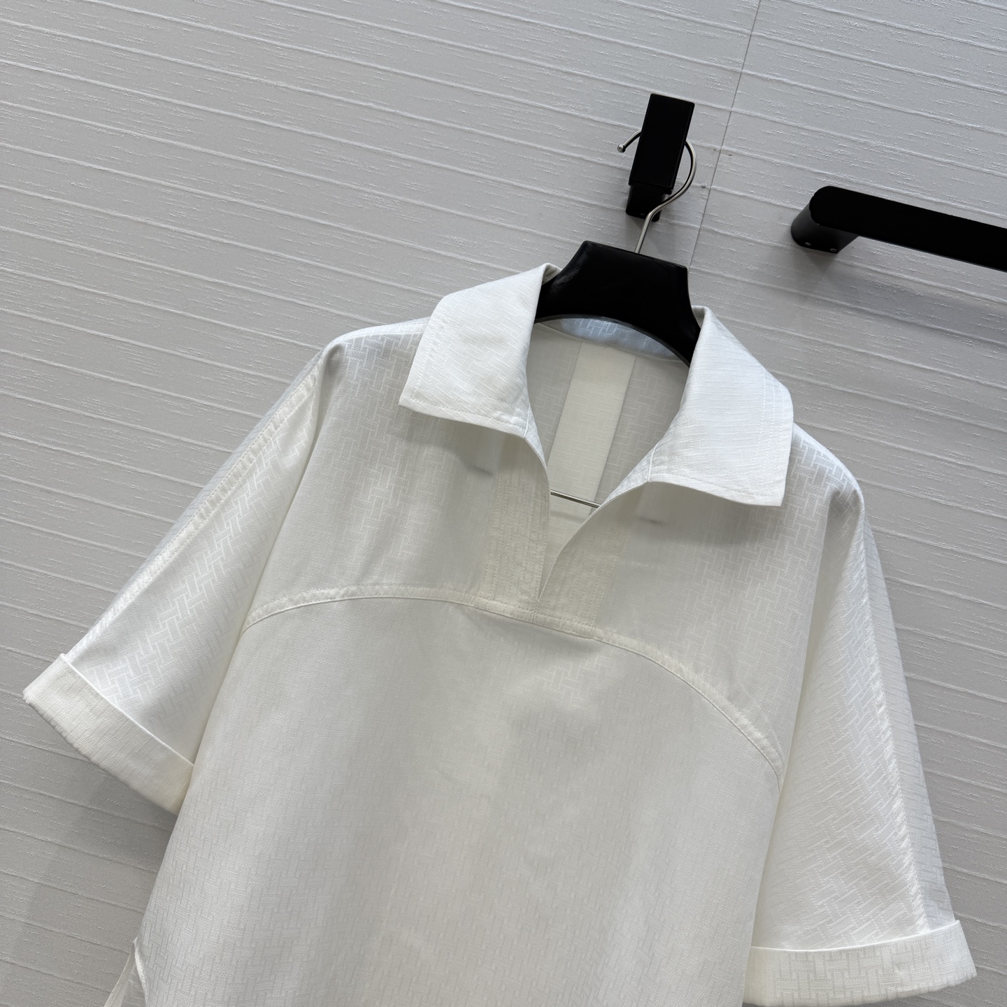 独家首发❤️H*26早春新品衬衫套装，老钱慵懒通勤随性的高级单品。前短后长的翻V领衬衫搭配腰封设计褶裥半