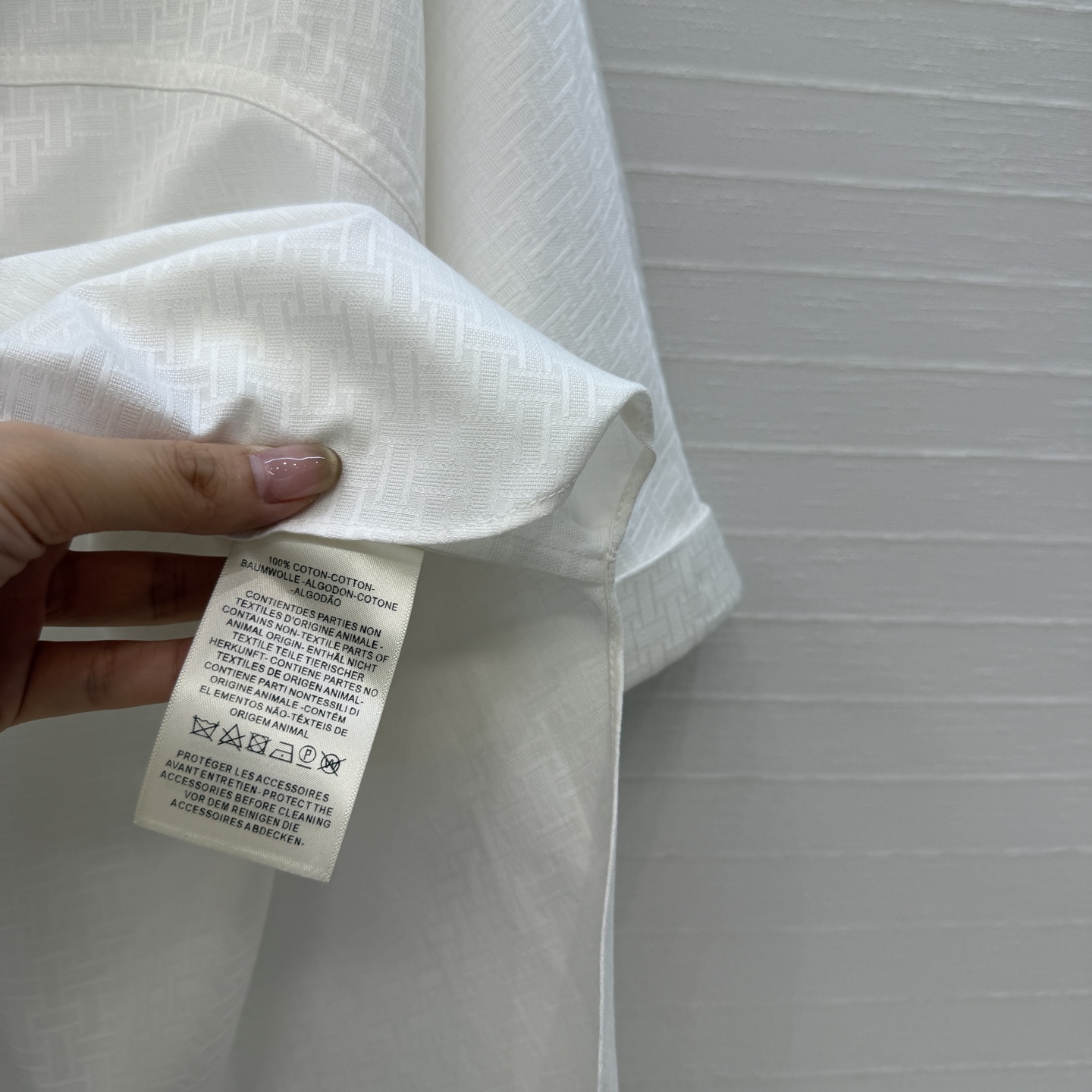 独家首发❤️H*26早春新品衬衫套装，老钱慵懒通勤随性的高级单品。前短后长的翻V领衬衫搭配腰封设计褶裥半