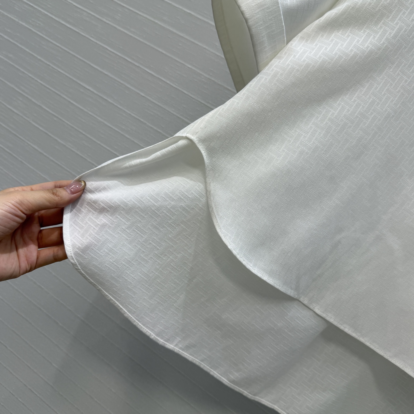 独家首发❤️H*26早春新品衬衫套装，老钱慵懒通勤随性的高级单品。前短后长的翻V领衬衫搭配腰封设计褶裥半