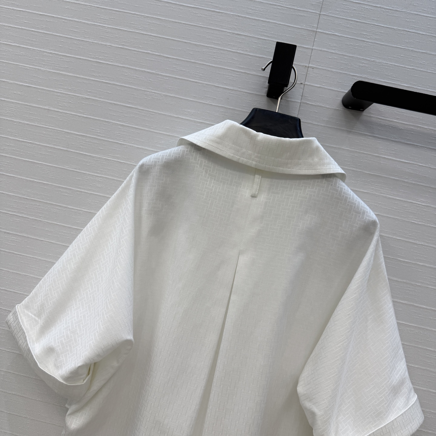 独家首发❤️H*26早春新品衬衫套装，老钱慵懒通勤随性的高级单品。前短后长的翻V领衬衫搭配腰封设计褶裥半