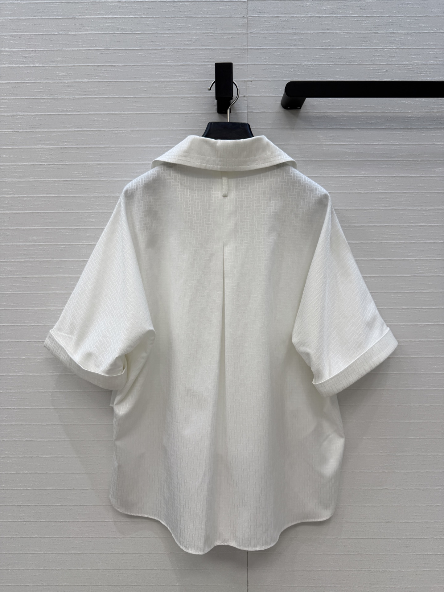 独家首发❤️H*26早春新品衬衫套装，老钱慵懒通勤随性的高级单品。前短后长的翻V领衬衫搭配腰封设计褶裥半