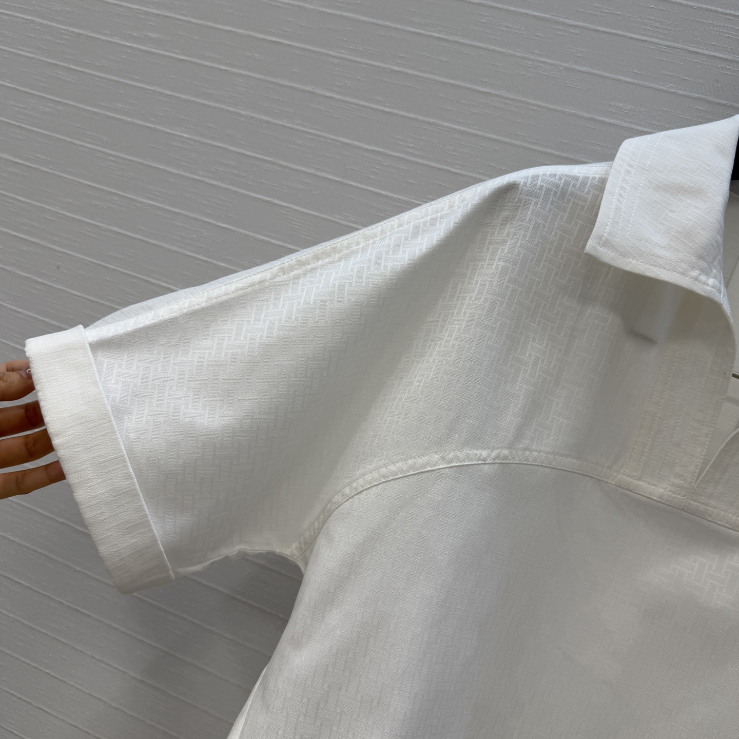 独家首发❤️H*26早春新品衬衫套装，老钱慵懒通勤随性的高级单品。前短后长的翻V领衬衫搭配腰封设计褶裥半