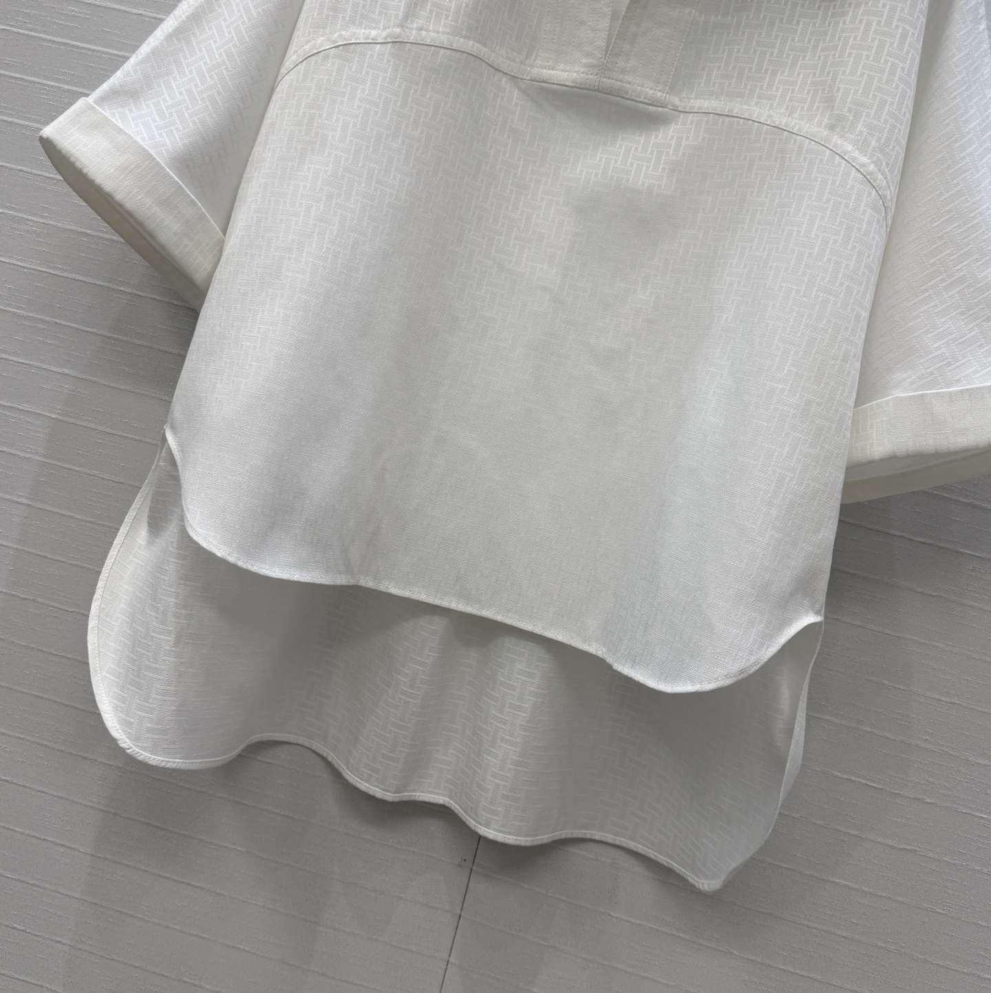 独家首发❤️H*26早春新品衬衫套装，老钱慵懒通勤随性的高级单品。前短后长的翻V领衬衫搭配腰封设计褶裥半