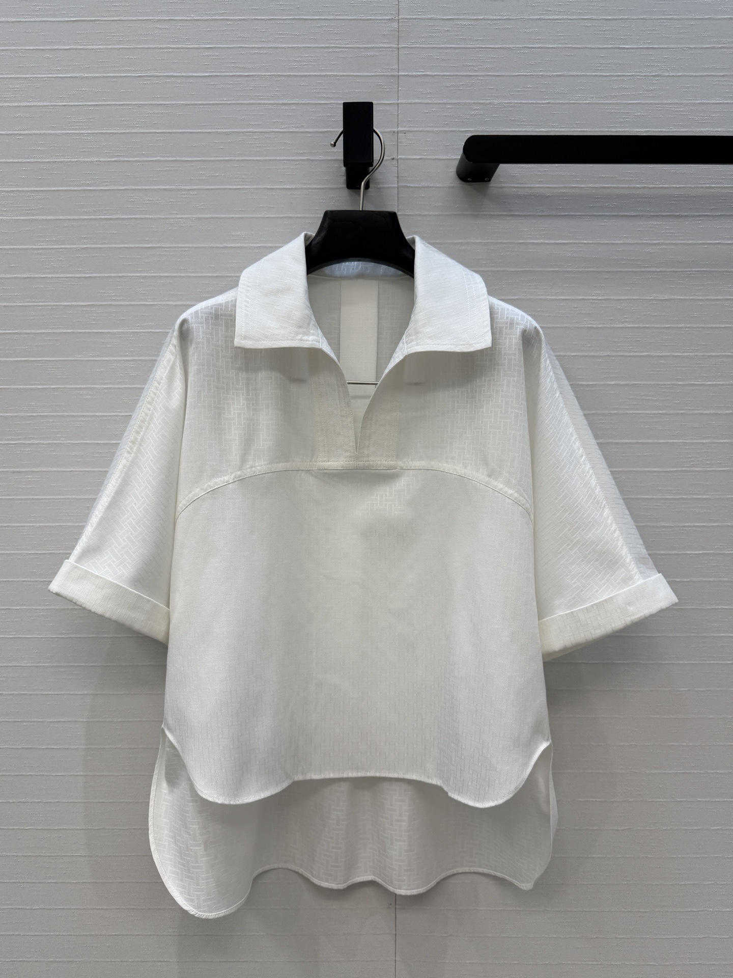 独家首发❤️H*26早春新品衬衫套装，老钱慵懒通勤随性的高级单品。前短后长的翻V领衬衫搭配腰封设计褶裥半