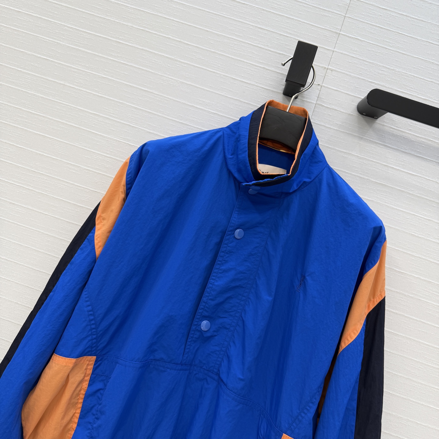 强烈推荐❤️YSL春季新品拼色冲锋卫衣，大胆撞色设计超吸睛日常穿搭无压力。经典logo刺绣宽松版型不挑人