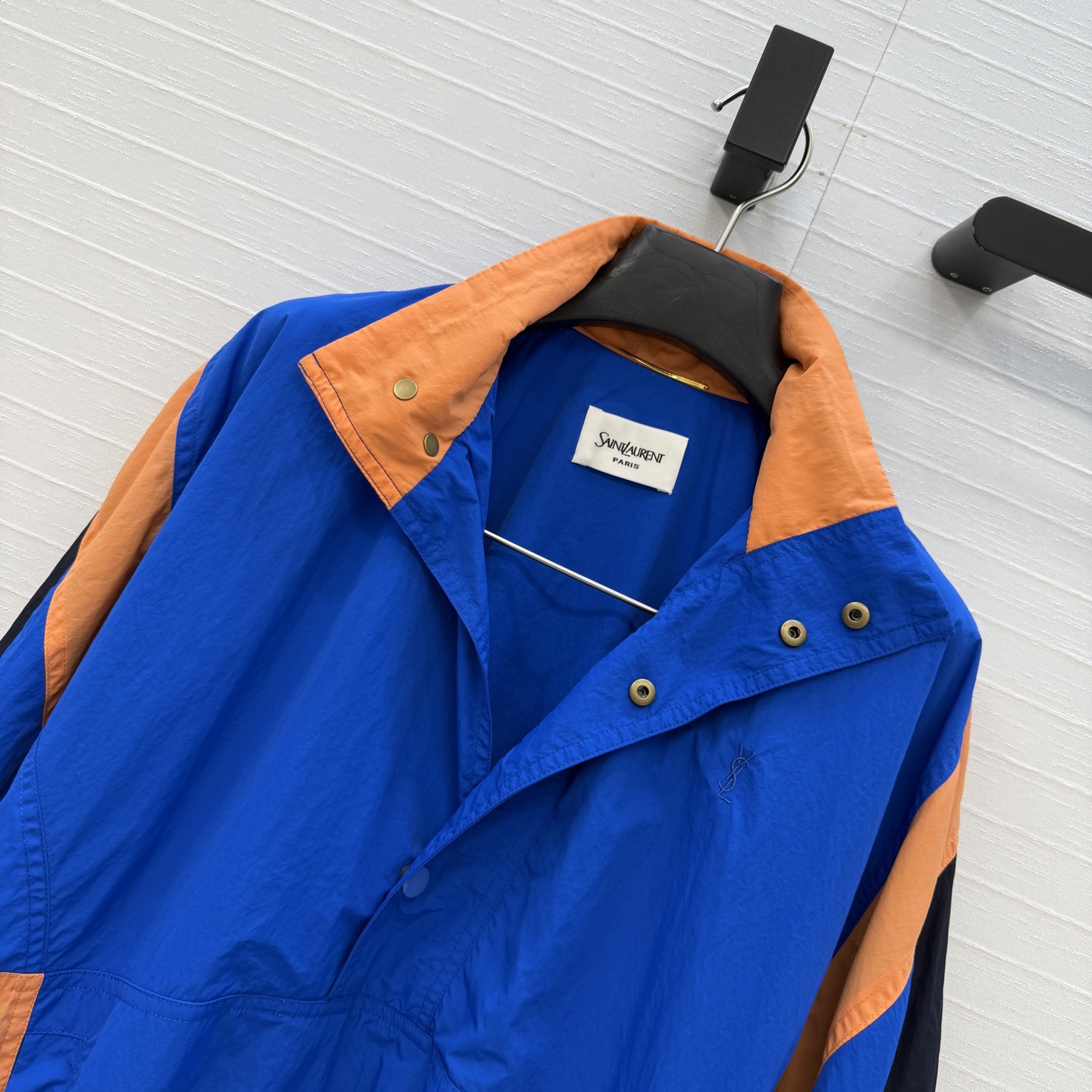 强烈推荐❤️YSL春季新品拼色冲锋卫衣，大胆撞色设计超吸睛日常穿搭无压力。经典logo刺绣宽松版型不挑人