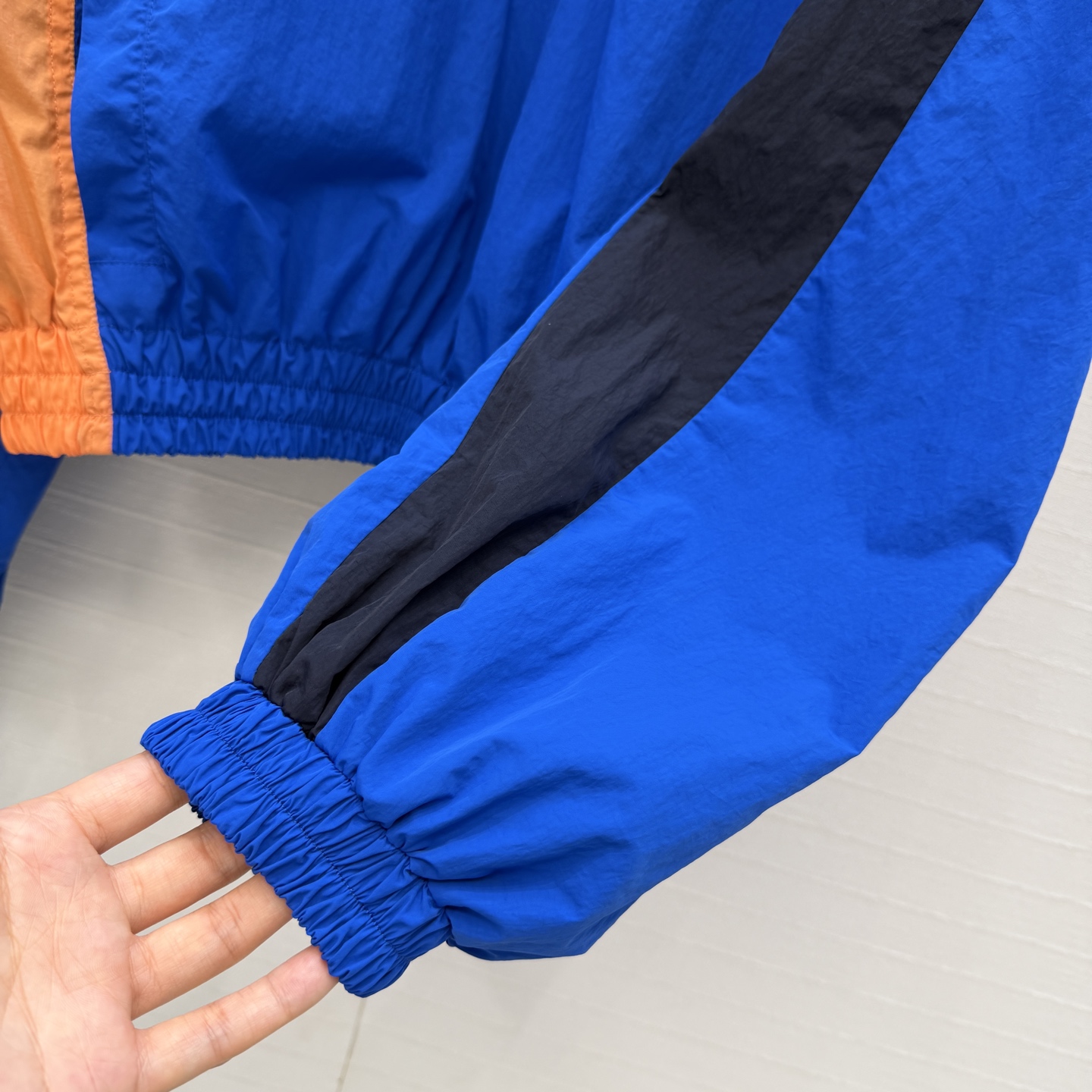 强烈推荐❤️YSL春季新品拼色冲锋卫衣，大胆撞色设计超吸睛日常穿搭无压力。经典logo刺绣宽松版型不挑人