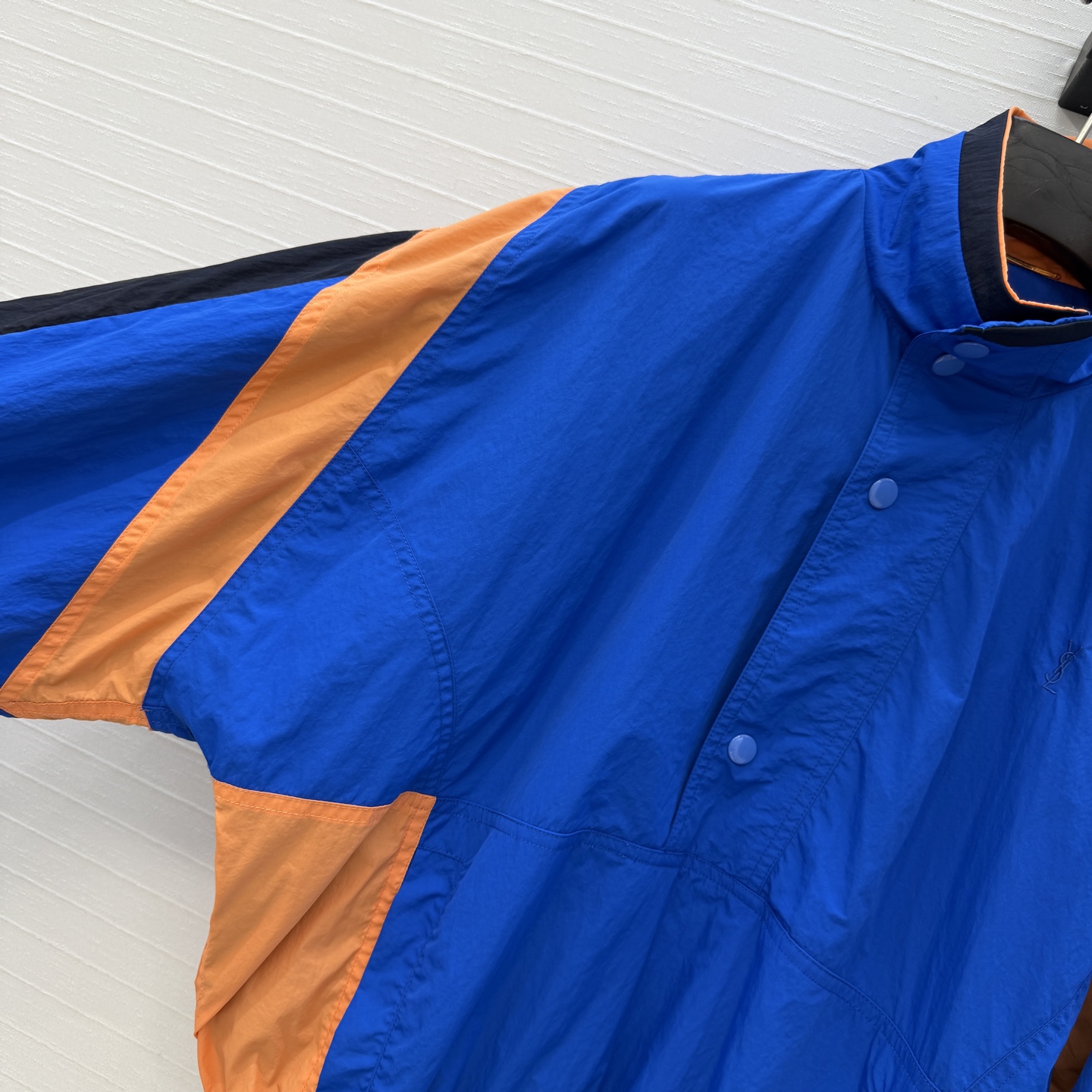 强烈推荐❤️YSL春季新品拼色冲锋卫衣，大胆撞色设计超吸睛日常穿搭无压力。经典logo刺绣宽松版型不挑人