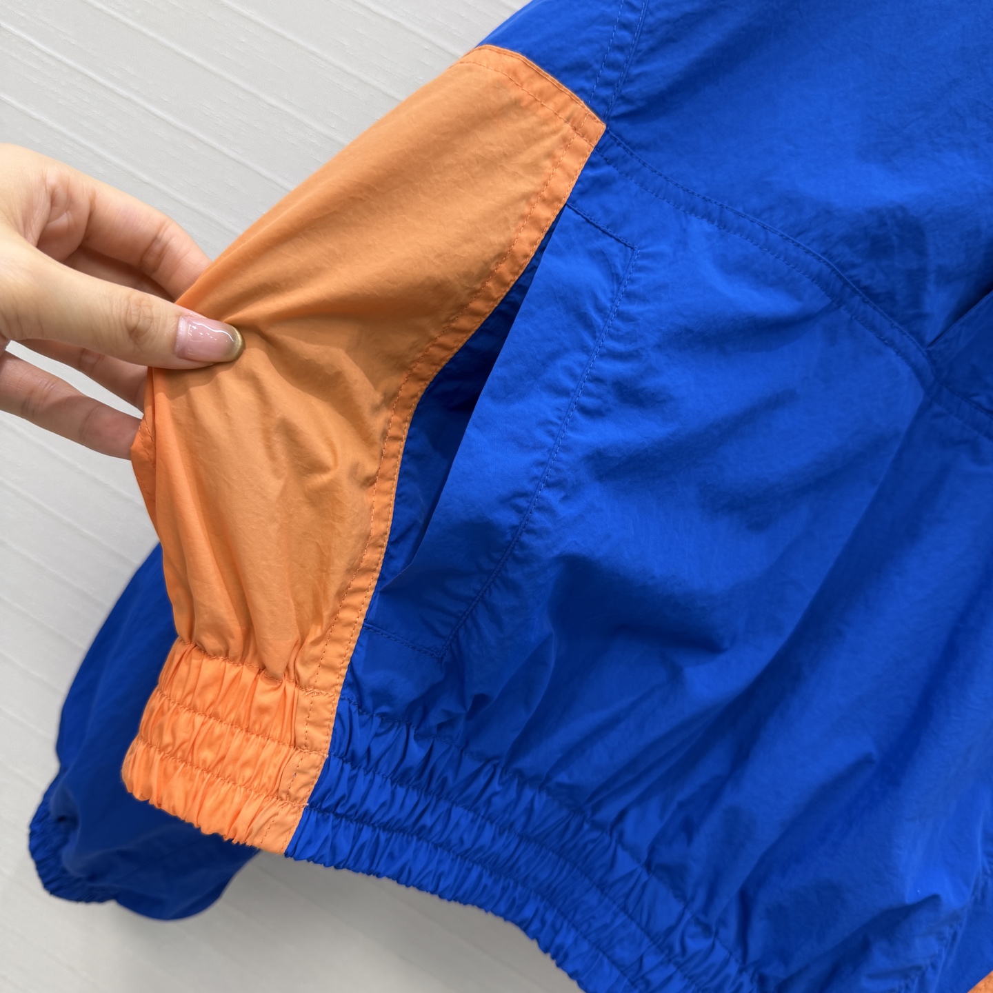 强烈推荐❤️YSL春季新品拼色冲锋卫衣，大胆撞色设计超吸睛日常穿搭无压力。经典logo刺绣宽松版型不挑人