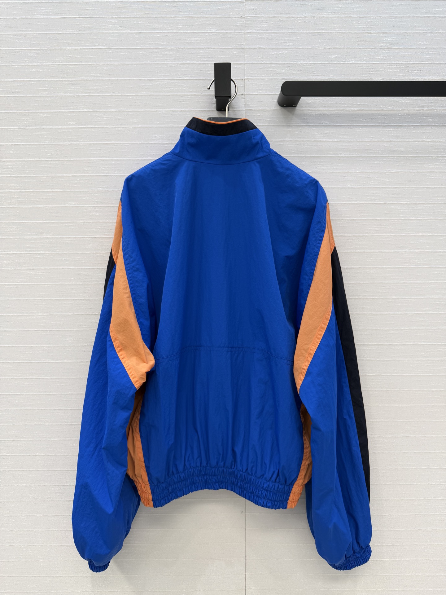 强烈推荐❤️YSL春季新品拼色冲锋卫衣，大胆撞色设计超吸睛日常穿搭无压力。经典logo刺绣宽松版型不挑人