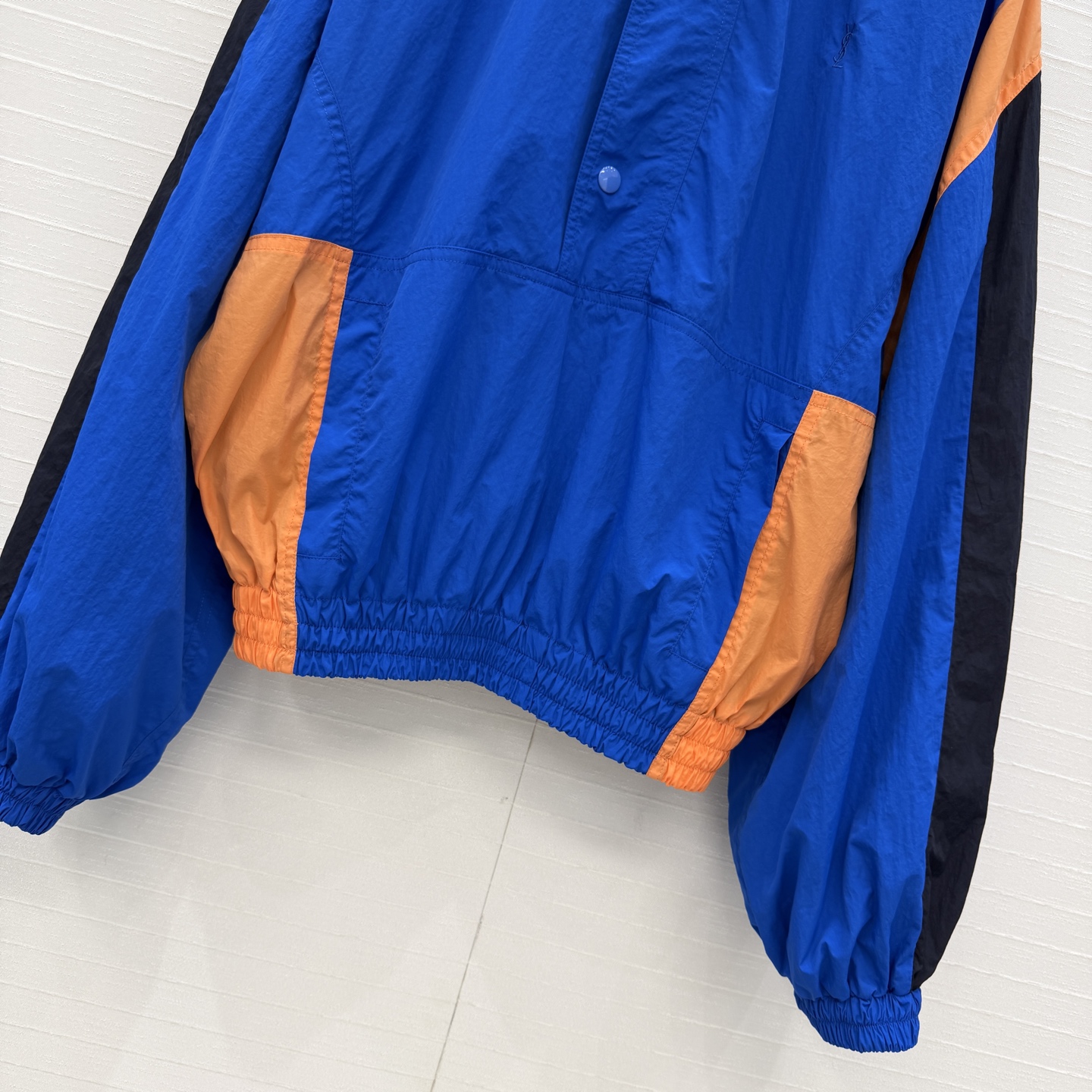 强烈推荐❤️YSL春季新品拼色冲锋卫衣，大胆撞色设计超吸睛日常穿搭无压力。经典logo刺绣宽松版型不挑人