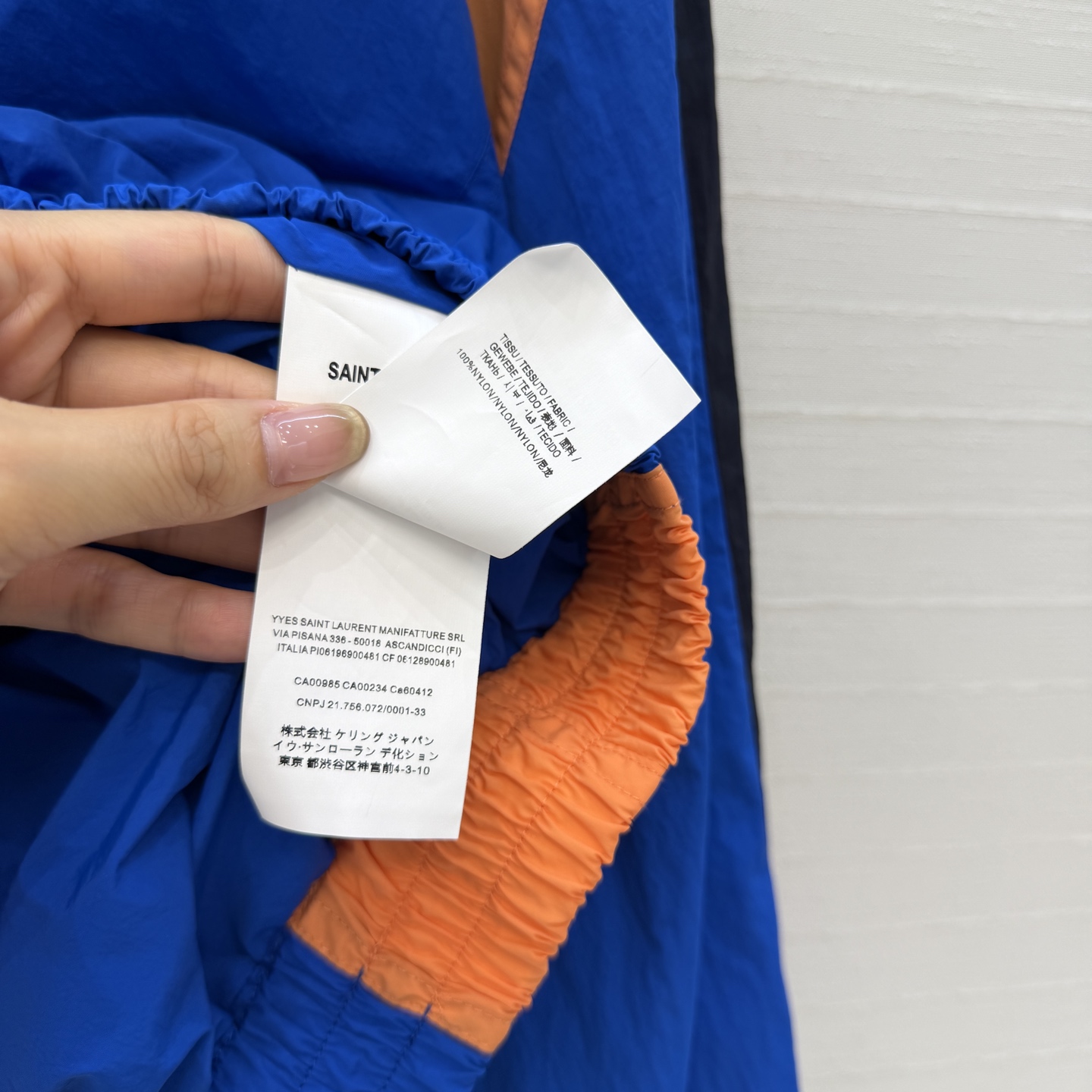 强烈推荐❤️YSL春季新品拼色冲锋卫衣，大胆撞色设计超吸睛日常穿搭无压力。经典logo刺绣宽松版型不挑人