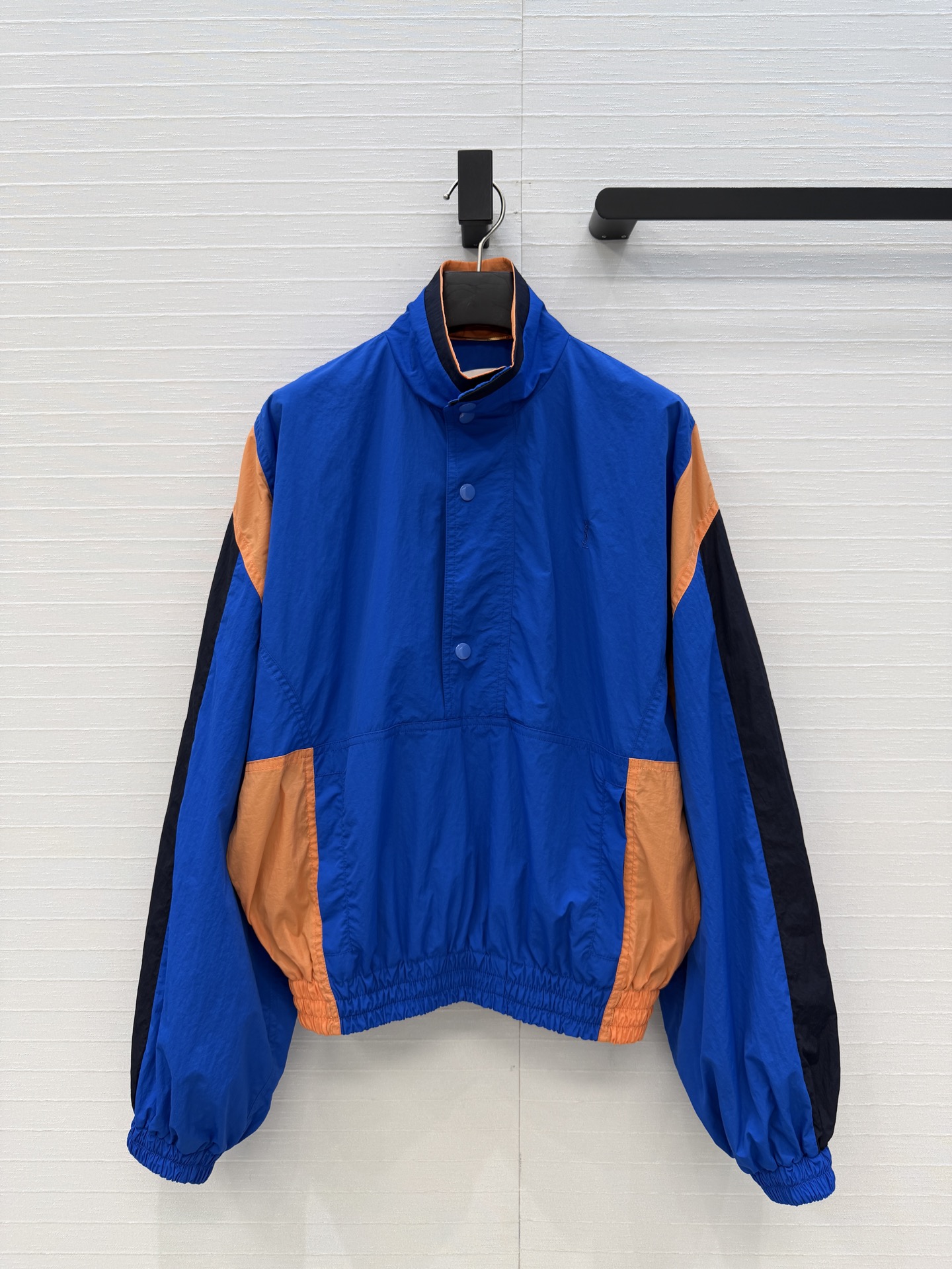 强烈推荐❤️YSL春季新品拼色冲锋卫衣，大胆撞色设计超吸睛日常穿搭无压力。经典logo刺绣宽松版型不挑人