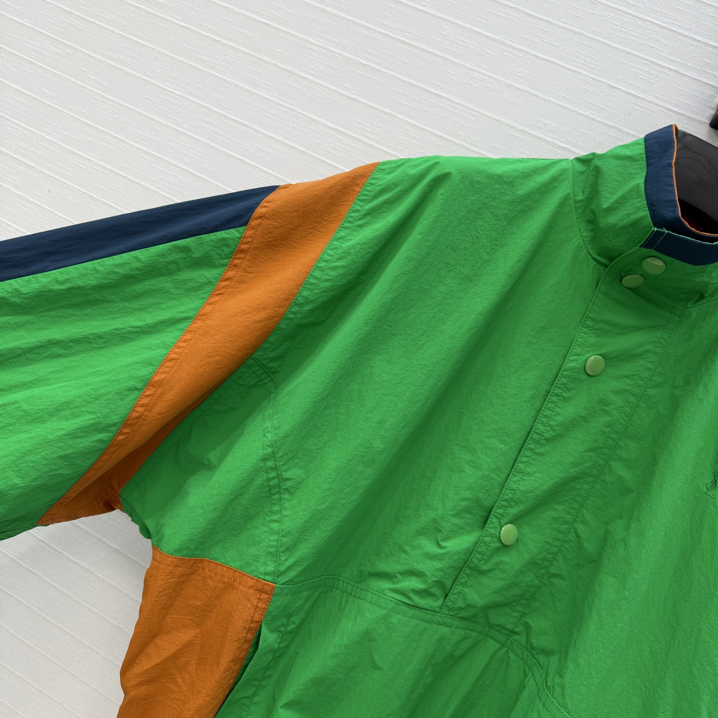 强烈推荐❤️YSL春季新品拼色冲锋卫衣，大胆撞色设计超吸睛日常穿搭无压力。经典logo刺绣宽松版型不挑人