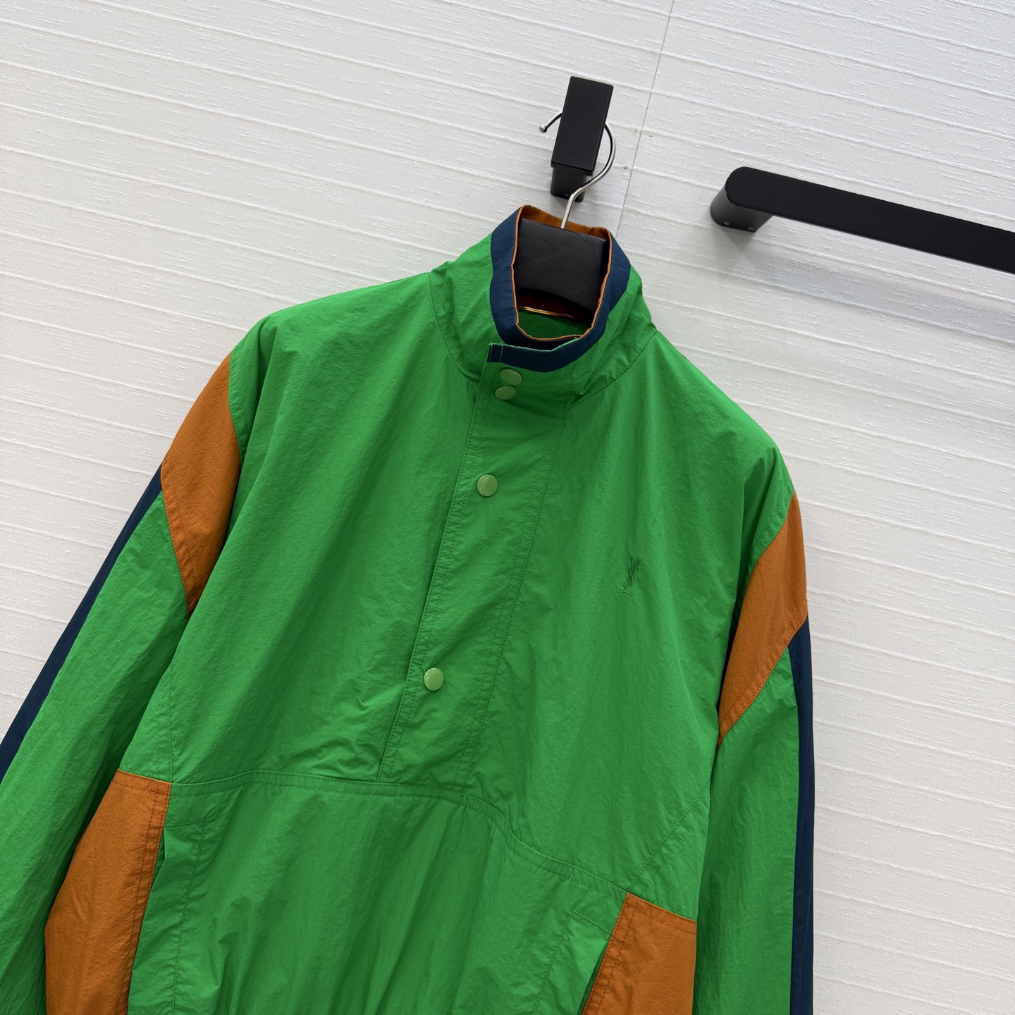 强烈推荐❤️YSL春季新品拼色冲锋卫衣，大胆撞色设计超吸睛日常穿搭无压力。经典logo刺绣宽松版型不挑人