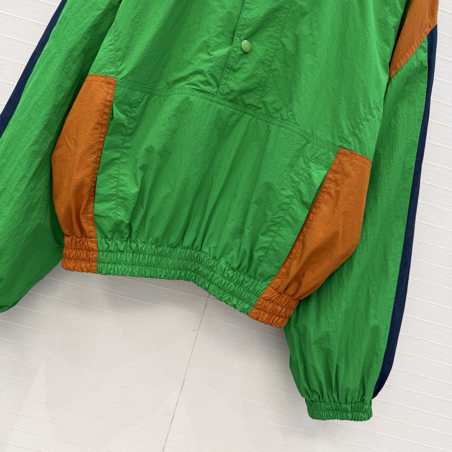 强烈推荐❤️YSL春季新品拼色冲锋卫衣，大胆撞色设计超吸睛日常穿搭无压力。经典logo刺绣宽松版型不挑人