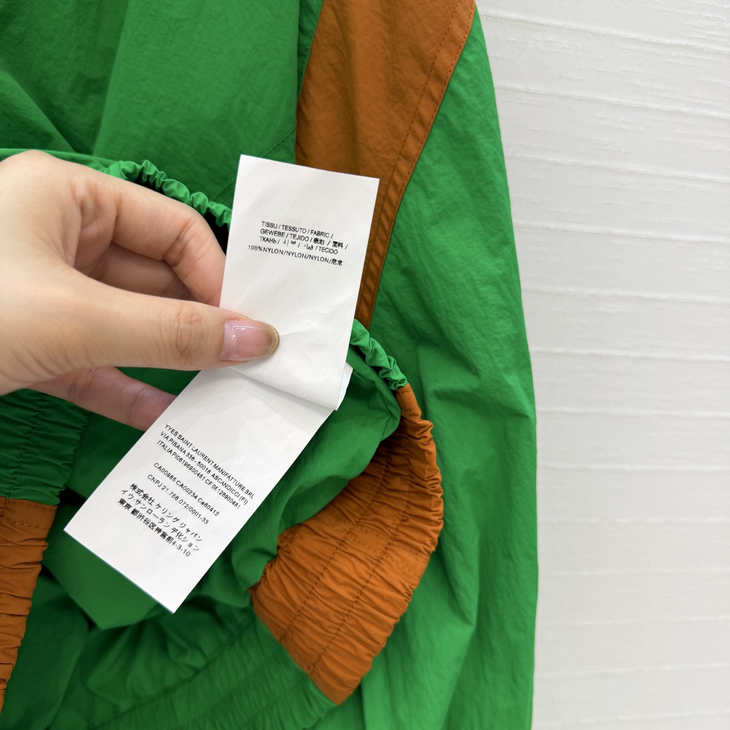 强烈推荐❤️YSL春季新品拼色冲锋卫衣，大胆撞色设计超吸睛日常穿搭无压力。经典logo刺绣宽松版型不挑人