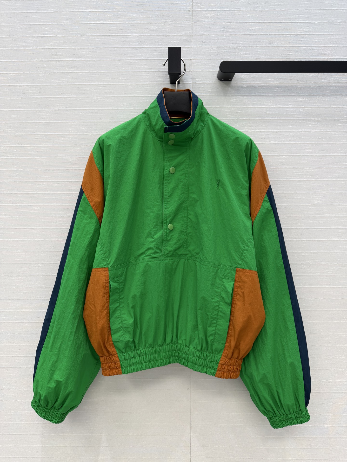 NO:723822,Highly recommend YSL's new spring color-blocked sweatshirt. The bold contrasting color design is super eye-catching and stress-free for daily wear. The classic logo embroidered loose version is not picky, the stand-up collar + snap button closure, the cuffs and hem elastic cuffs are casual and sporty, simple and textured. It can be easily controlled for daily leisure and outdoor activities. Two colors and three sizes, size 36, dropped shoulders, bust 120, length 59., Yves Saint Laurent - Clothing, saint laurent, saint  laurent,hoodie,sweatshirts,19860909强烈推荐YSL春季新品拼色冲锋卫衣,大胆撞色设计超吸睛日常穿搭无压力.经典logo刺绣宽松版型不挑人,立领+按扣开合,袖口和下摆松紧收口版型休闲运动简约又有质感,日常休闲、户外活动都能轻松驾驭轻松get,两色三码,36码,落肩,胸围120,衣长59.,圣罗兰-服装,saint laurent,saint laurent,hoodie,sweatshirts,,Women's clothing