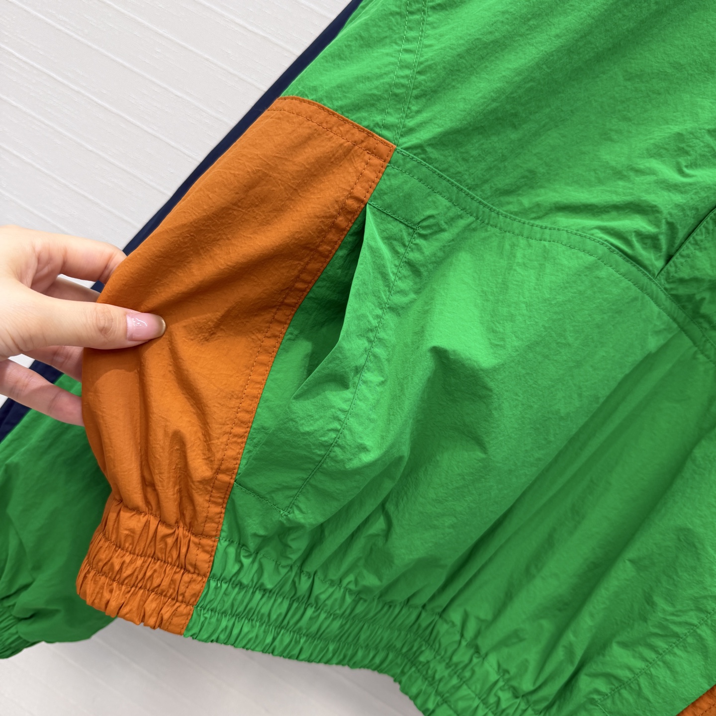 强烈推荐❤️YSL春季新品拼色冲锋卫衣，大胆撞色设计超吸睛日常穿搭无压力。经典logo刺绣宽松版型不挑人