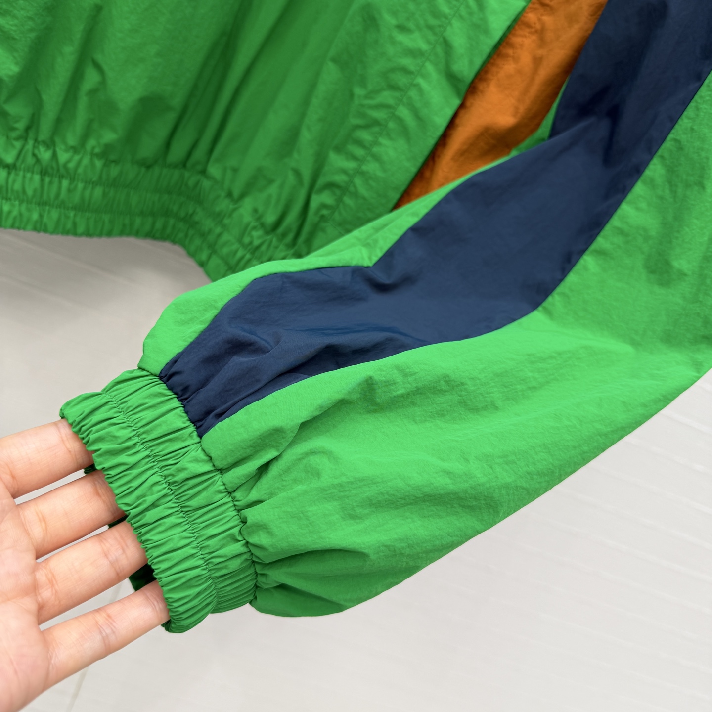 强烈推荐❤️YSL春季新品拼色冲锋卫衣，大胆撞色设计超吸睛日常穿搭无压力。经典logo刺绣宽松版型不挑人