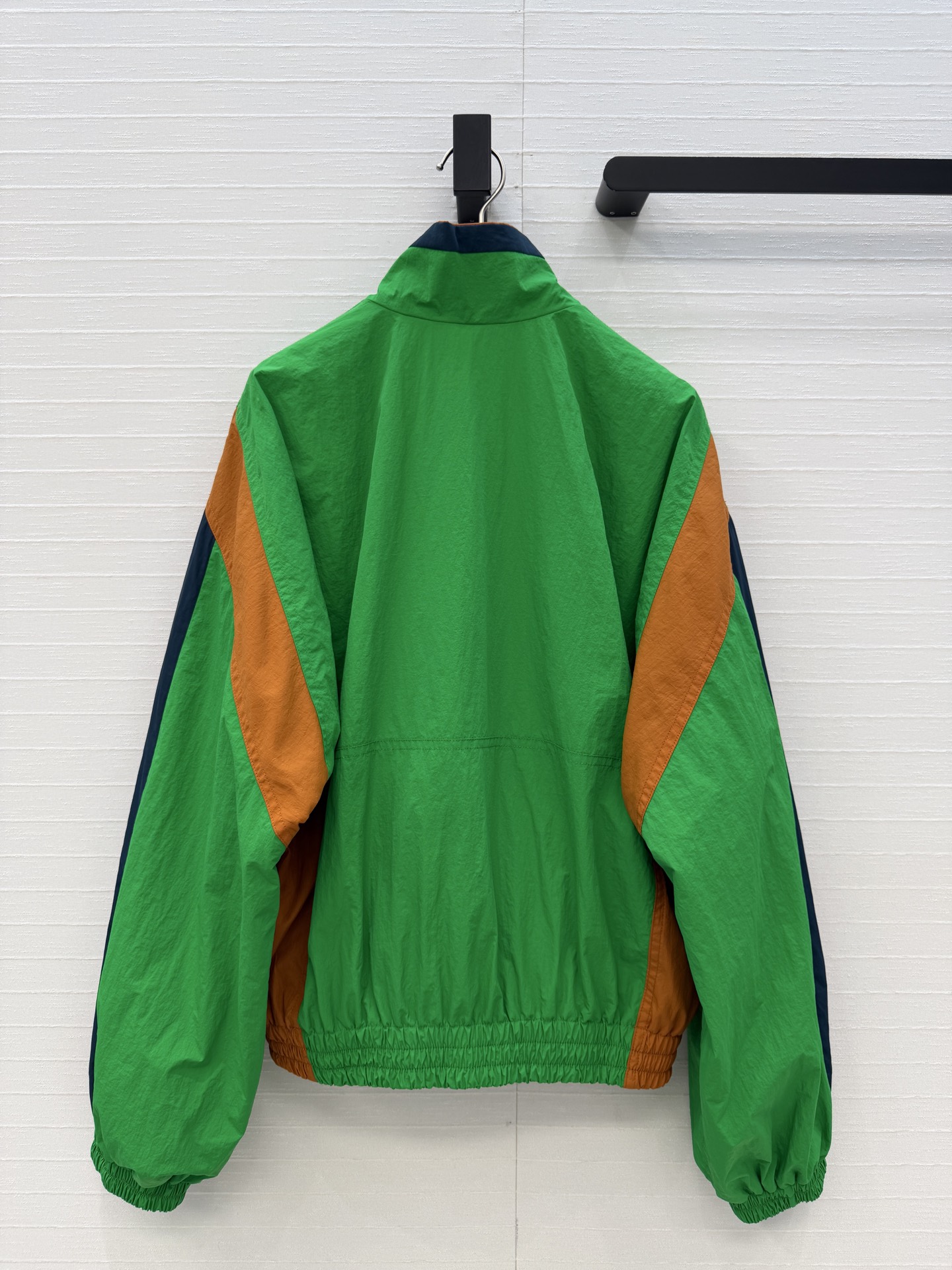 强烈推荐❤️YSL春季新品拼色冲锋卫衣，大胆撞色设计超吸睛日常穿搭无压力。经典logo刺绣宽松版型不挑人