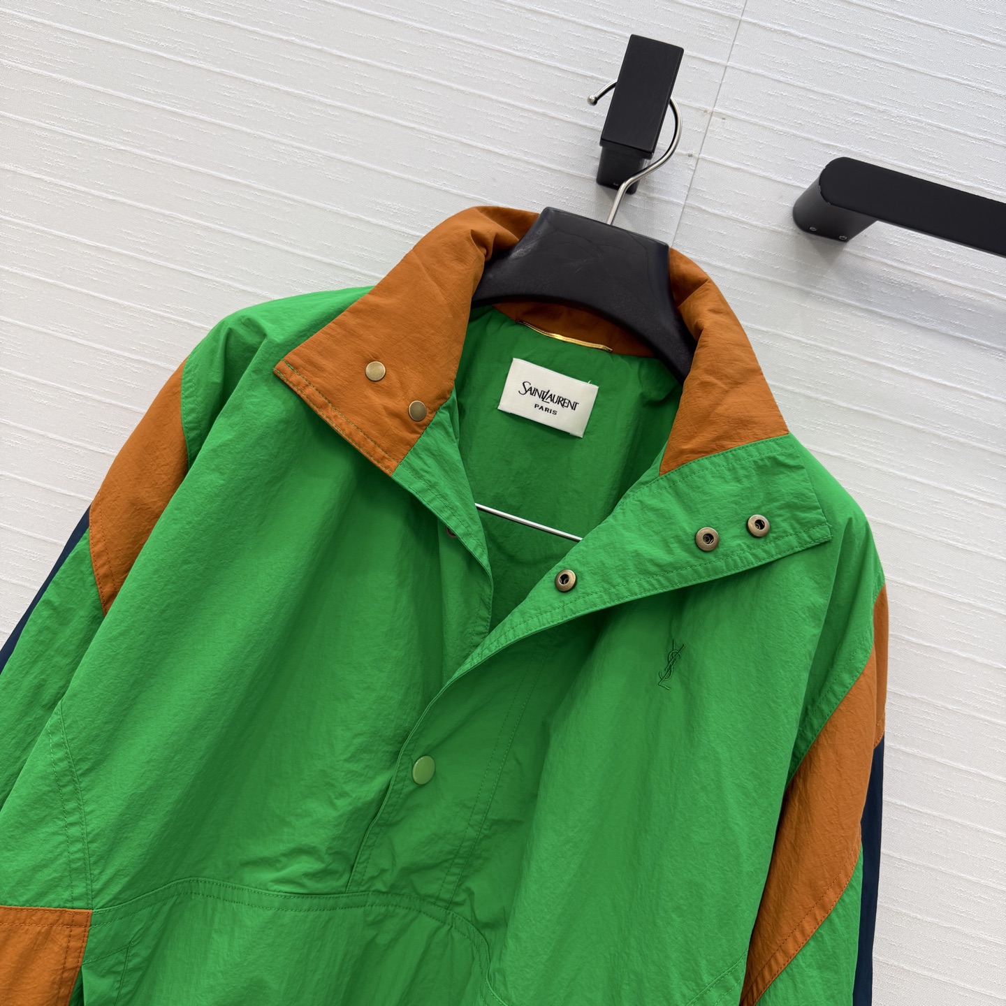 强烈推荐❤️YSL春季新品拼色冲锋卫衣，大胆撞色设计超吸睛日常穿搭无压力。经典logo刺绣宽松版型不挑人