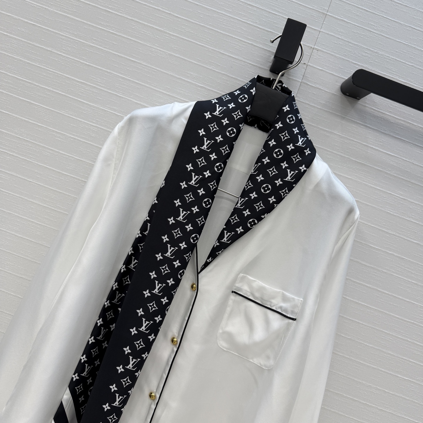 强烈推荐❤️lou神仙颜值🌈26早春新品系列MONOGRAM印花真丝飘带衬衫！100%真丝斜纹绸，随性飘