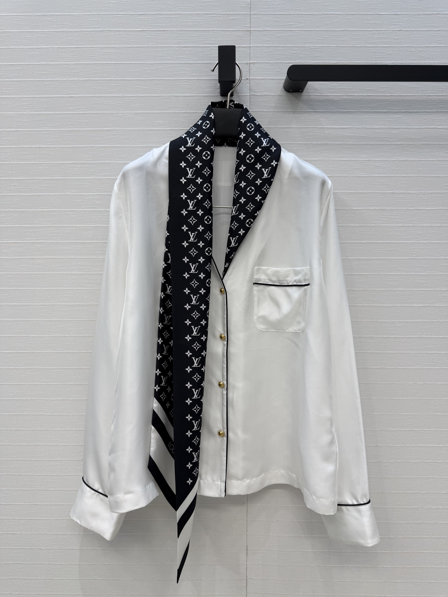 强烈推荐❤️lou神仙颜值🌈26早春新品系列MONOGRAM印花真丝飘带衬衫！100%真丝斜纹绸，随性飘