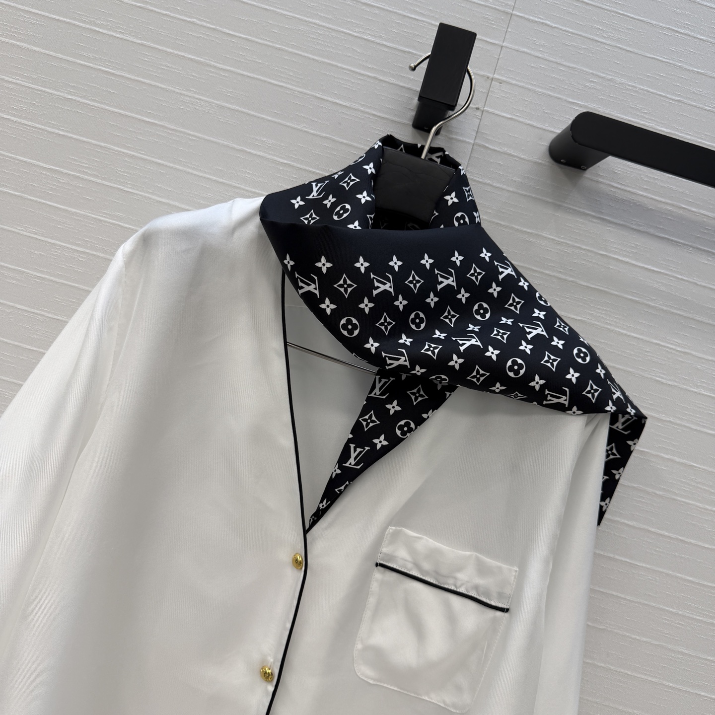 强烈推荐❤️lou神仙颜值🌈26早春新品系列MONOGRAM印花真丝飘带衬衫！100%真丝斜纹绸，随性飘