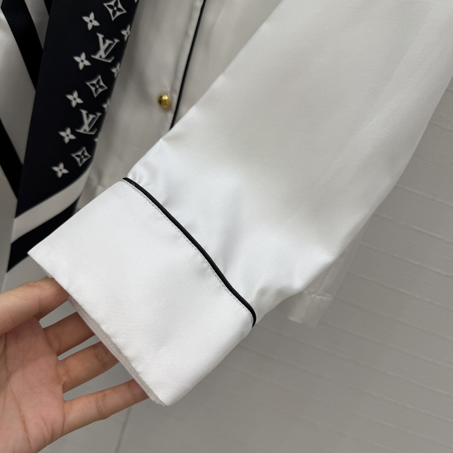 强烈推荐❤️lou神仙颜值🌈26早春新品系列MONOGRAM印花真丝飘带衬衫！100%真丝斜纹绸，随性飘