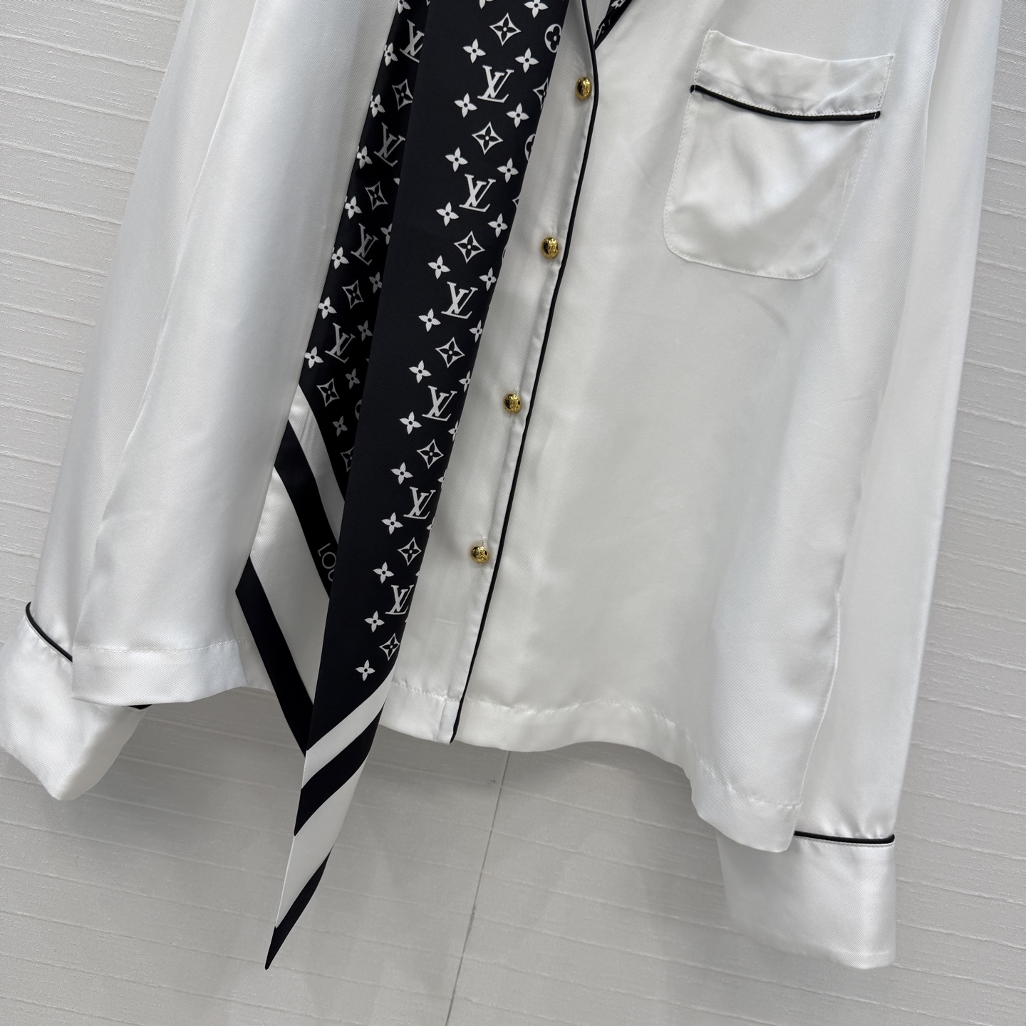 强烈推荐❤️lou神仙颜值🌈26早春新品系列MONOGRAM印花真丝飘带衬衫！100%真丝斜纹绸，随性飘