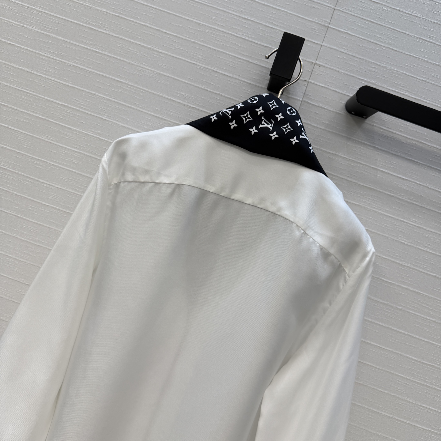 强烈推荐❤️lou神仙颜值🌈26早春新品系列MONOGRAM印花真丝飘带衬衫！100%真丝斜纹绸，随性飘