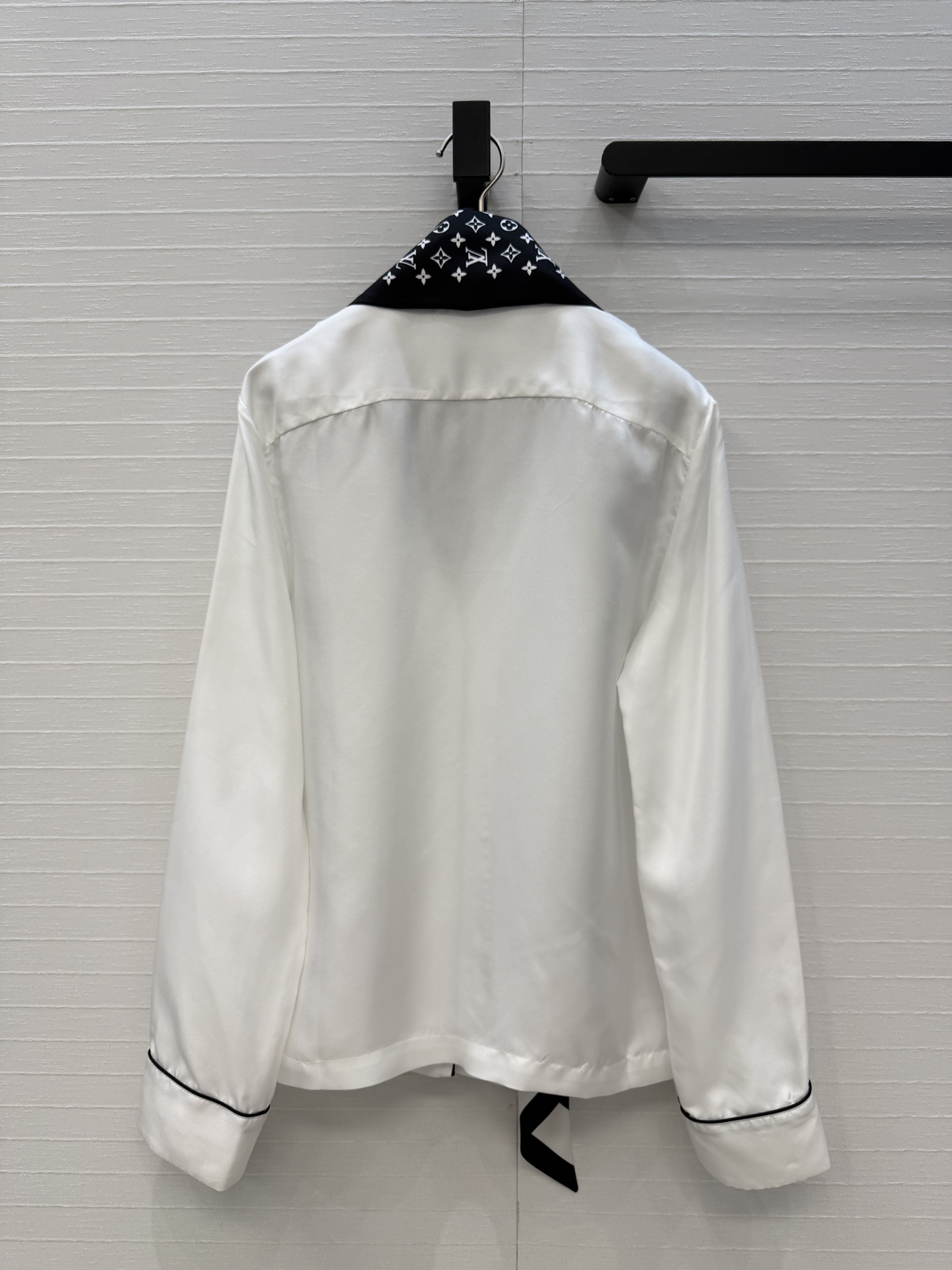 强烈推荐❤️lou神仙颜值🌈26早春新品系列MONOGRAM印花真丝飘带衬衫！100%真丝斜纹绸，随性飘