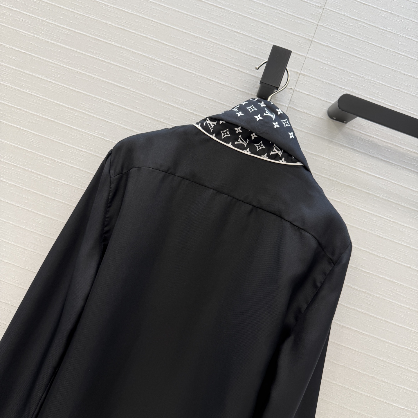 强烈推荐❤️lou神仙颜值🌈26早春新品系列MONOGRAM印花真丝飘带衬衫！100%真丝斜纹绸，随性飘