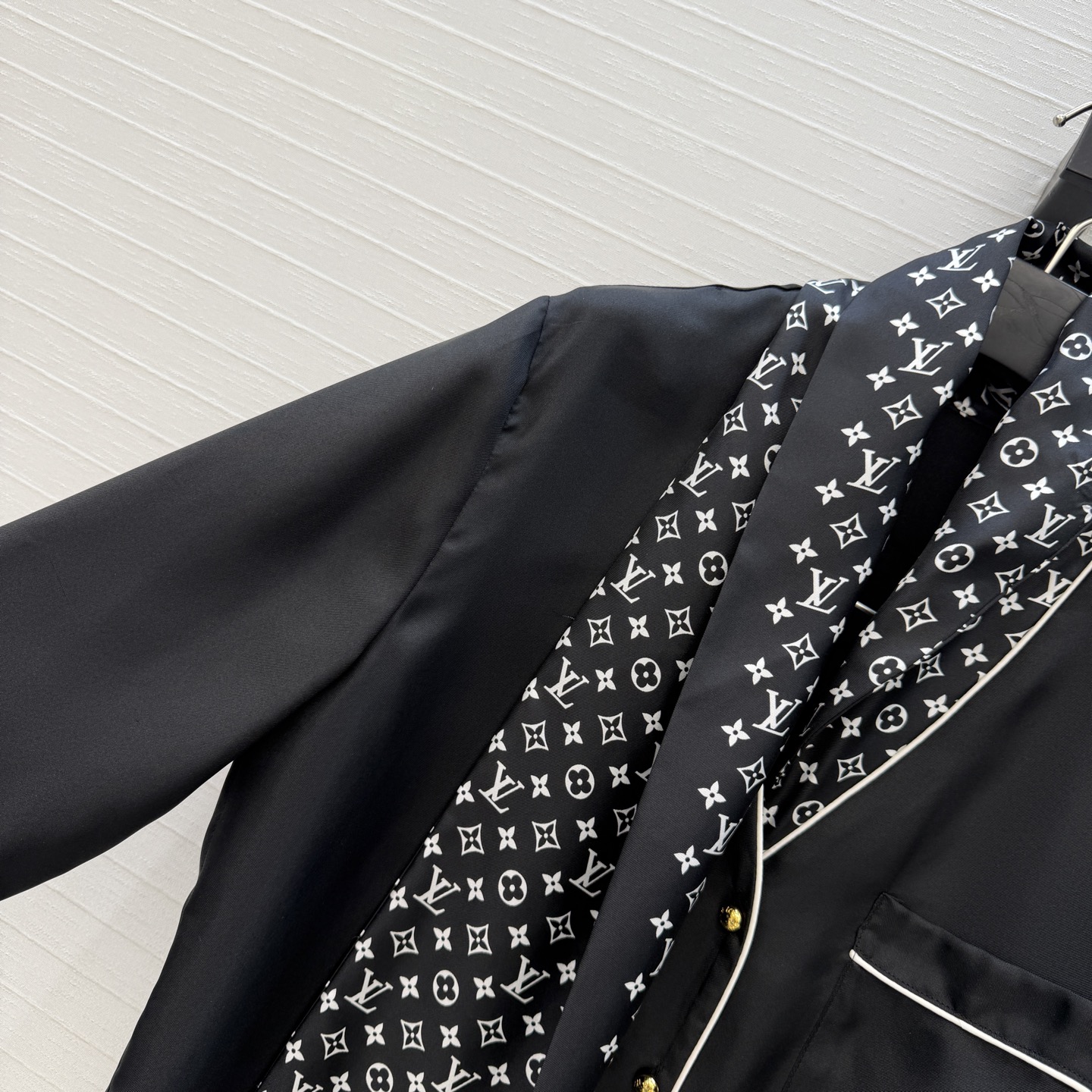 强烈推荐❤️lou神仙颜值🌈26早春新品系列MONOGRAM印花真丝飘带衬衫！100%真丝斜纹绸，随性飘