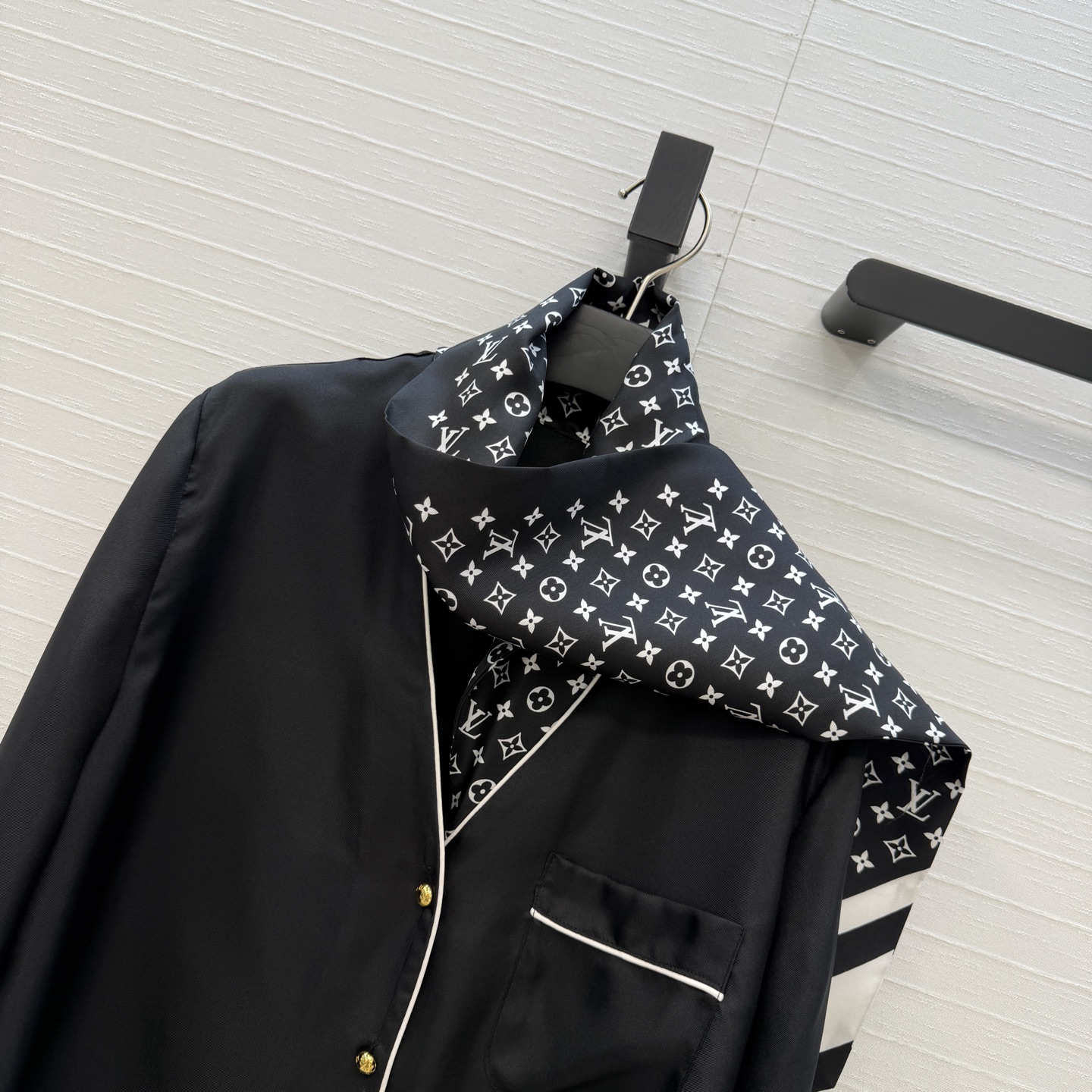 强烈推荐❤️lou神仙颜值🌈26早春新品系列MONOGRAM印花真丝飘带衬衫！100%真丝斜纹绸，随性飘